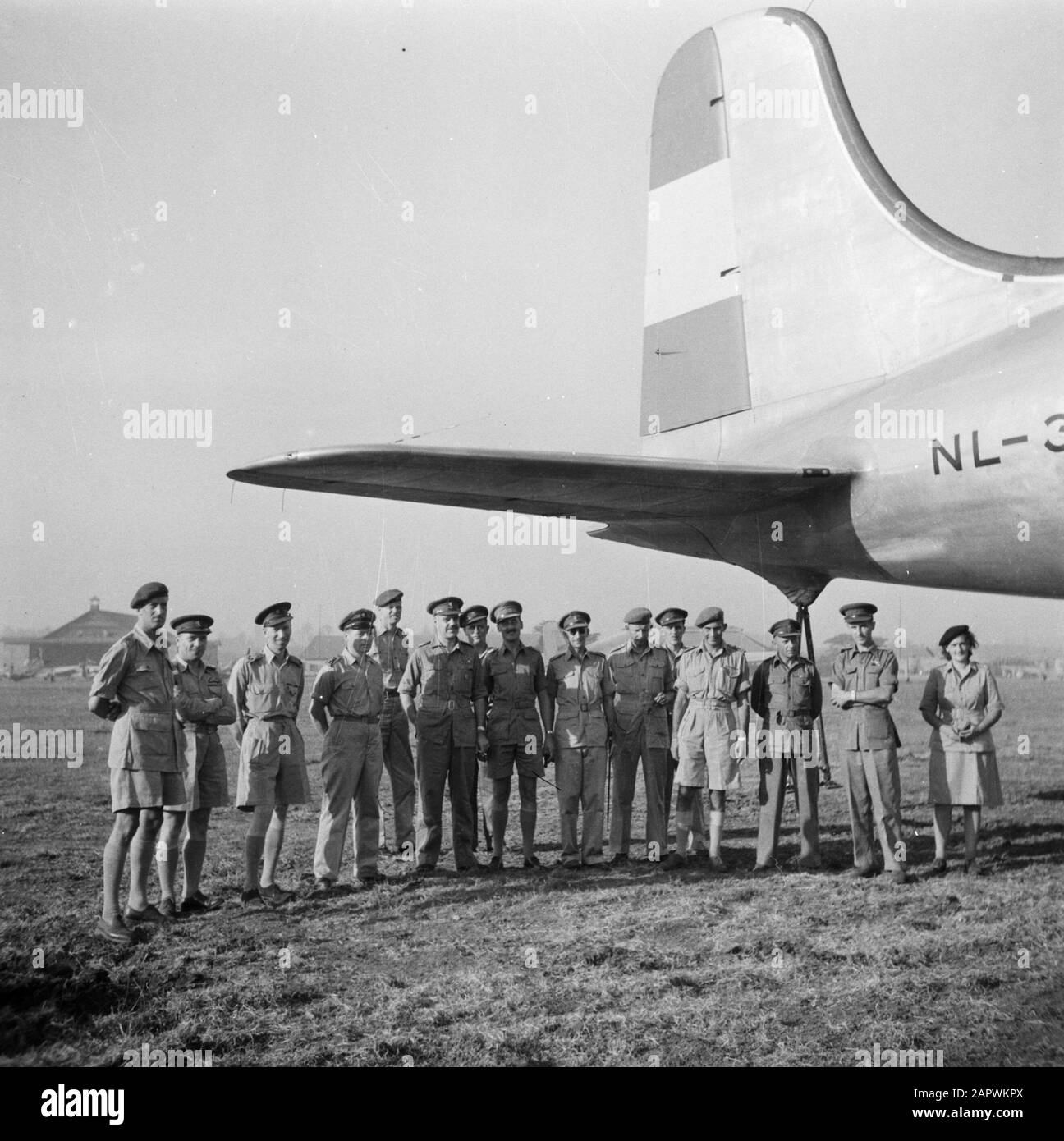 Volontari di guerra a Malacca e Indonesia Soldati allo Skymaster 313 Data: Febbraio 1946 Parole Chiave: Militari, aerei, aeroporti Foto Stock