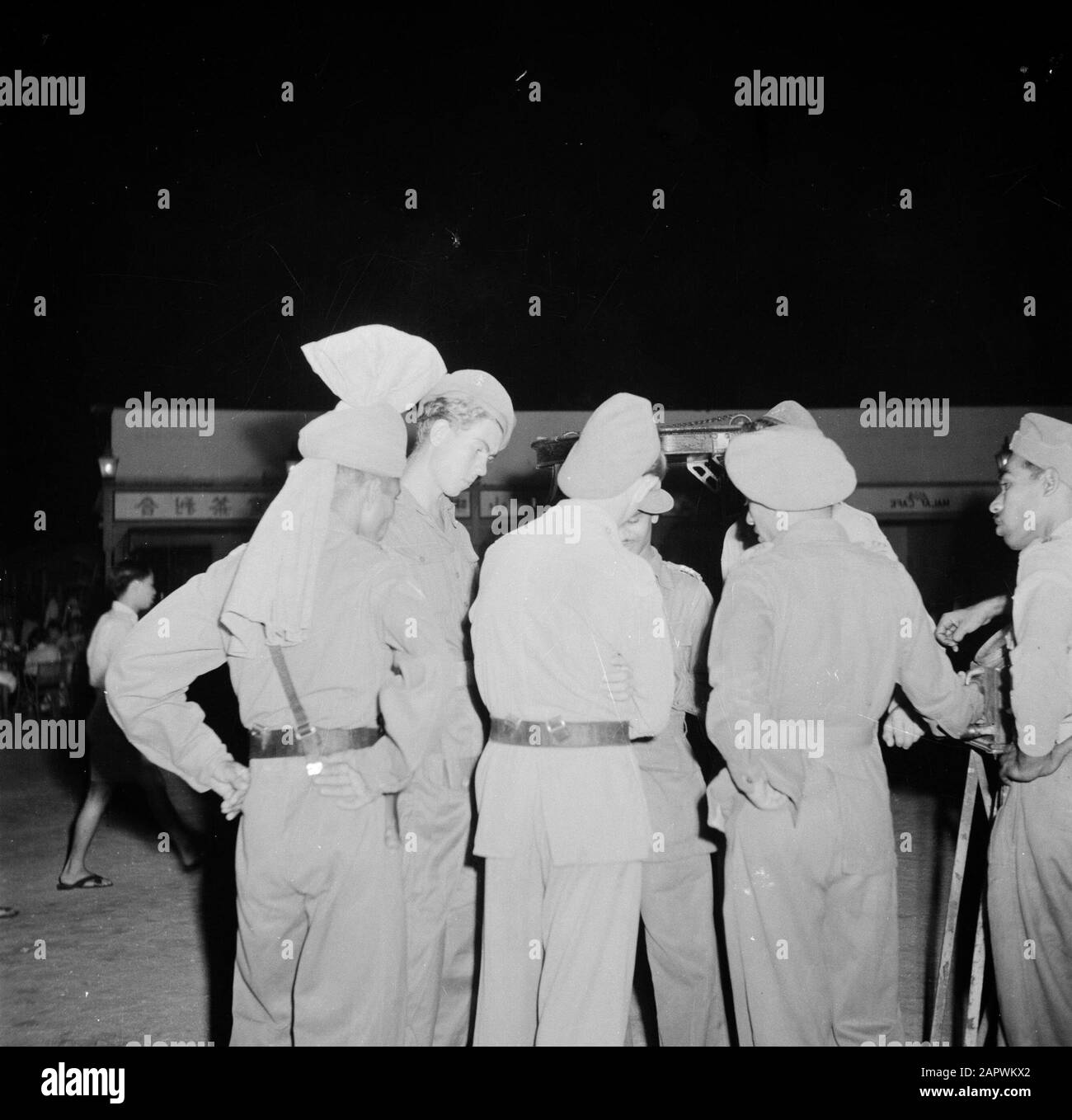 Volontari di guerra a Malacca e Indonesia militare con colleghi indiani britannici nel Jubilee Park a Ipoh Data: Marzo 1946 luogo: Ipoh, Malacca, Malesia Parole Chiave: Militare Foto Stock