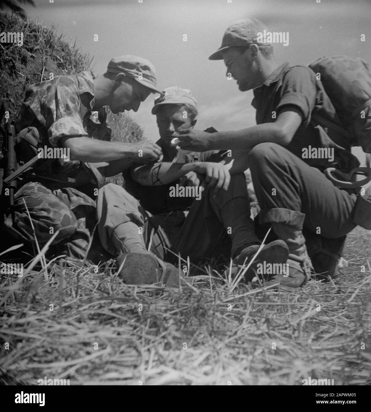 Azione della polizia. Surabaya 21-7-1947/22-7-1947 militare nel campo. Connessione Di Un Compagno Ferito Data: 21 Luglio 1947 Località: Indonesia, Indie Orientali Olandesi, Surabaya Foto Stock