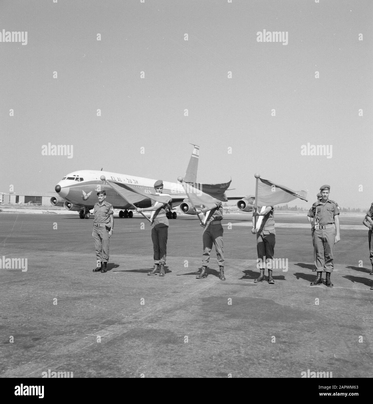 Israele: Aeroporto di Lydda (Lod) militare di una bandiera hedge waving onorario all'arrivo da Boeing di un ospite straniero Data: Non data: Luogo: Israele, Aeroporto di Lod, Aeroporto di Lydda Parole Chiave: Aviazione, militare, bandiere, aeroplani, aeroporti Foto Stock