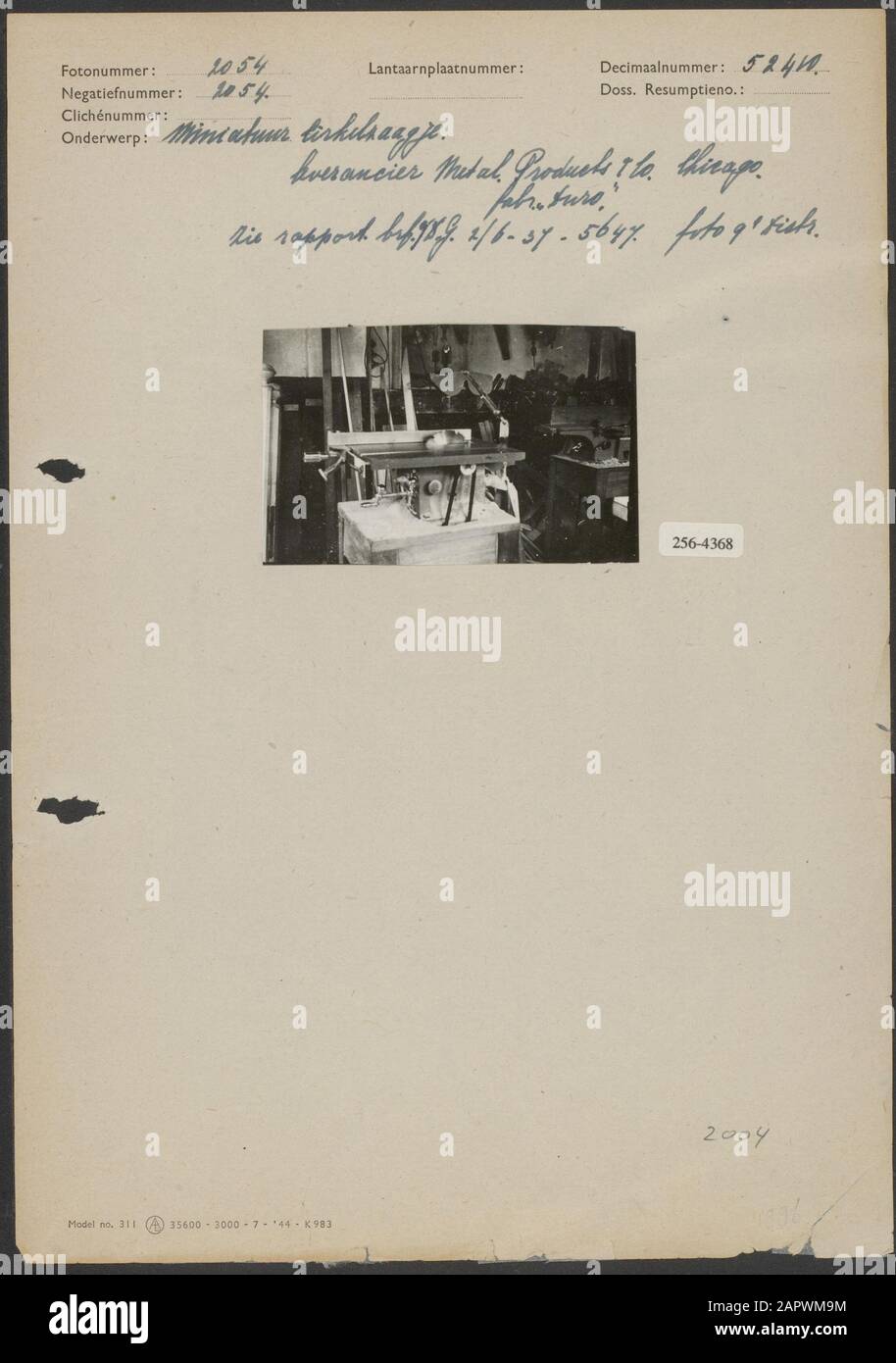 Sega circolare miniaturizzata; fornitore Metal Products & Co, Chicago; lettera di rapporto D.G. 2 giugno 1937 nr. 5647 Data: 1937 Parole Chiave: Macchine per la lavorazione del legno, industria del legno, segatrici Impostazioni Nome: Duro Metal Products & Co. Foto Stock