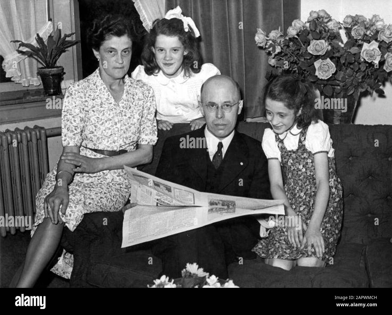 Ministro Presidente Beel in un circolo domestico, con moglie e bambini in soggiorno. 2 Luglio 1946.; Foto Stock