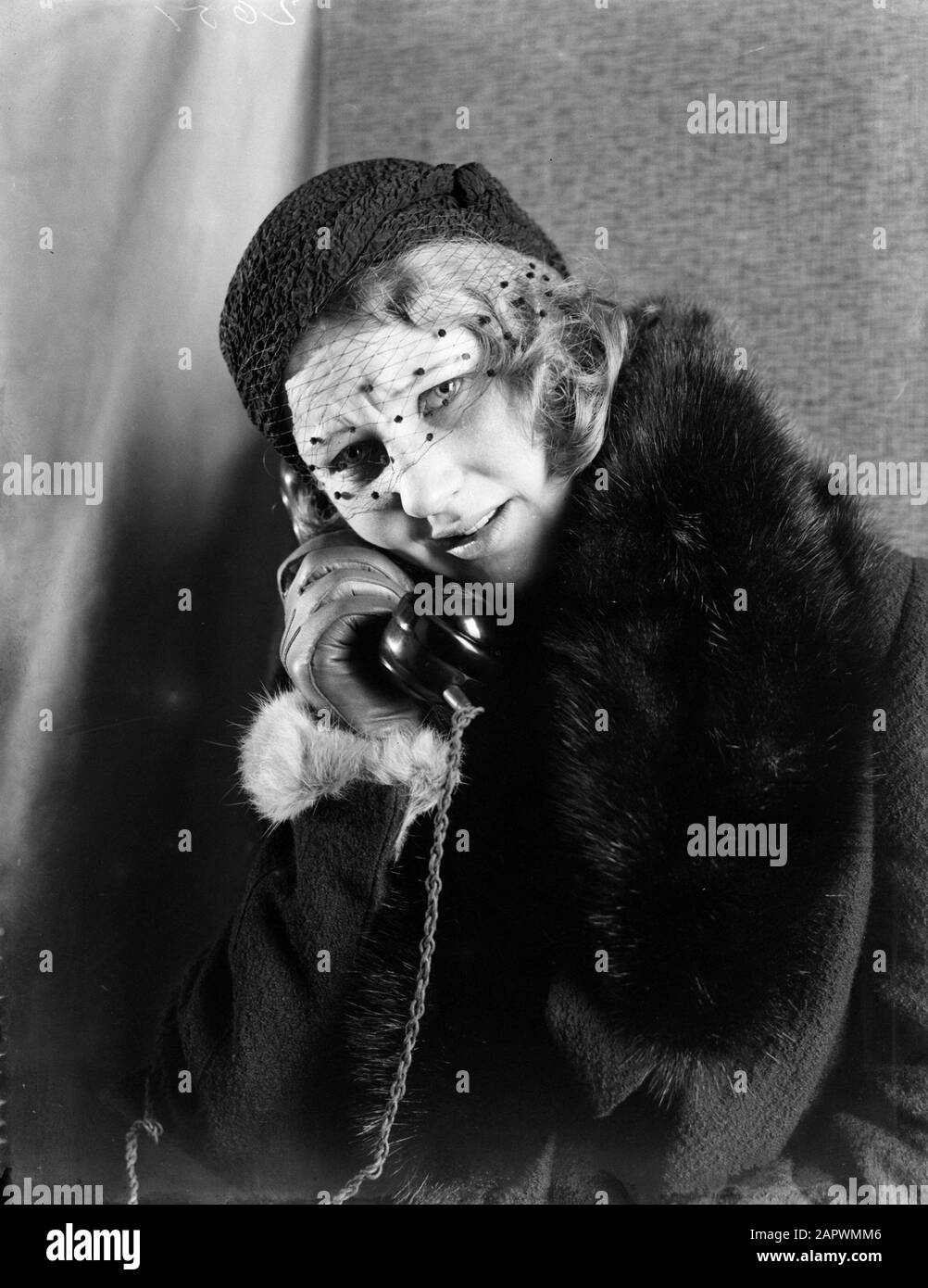 Modello di Reportage Eva Waldschmidt al telefono Data: 1933 Parole Chiave: Fur, modelli fotografici, telefoni Nome personale: Waldschmidt, Eva Foto Stock