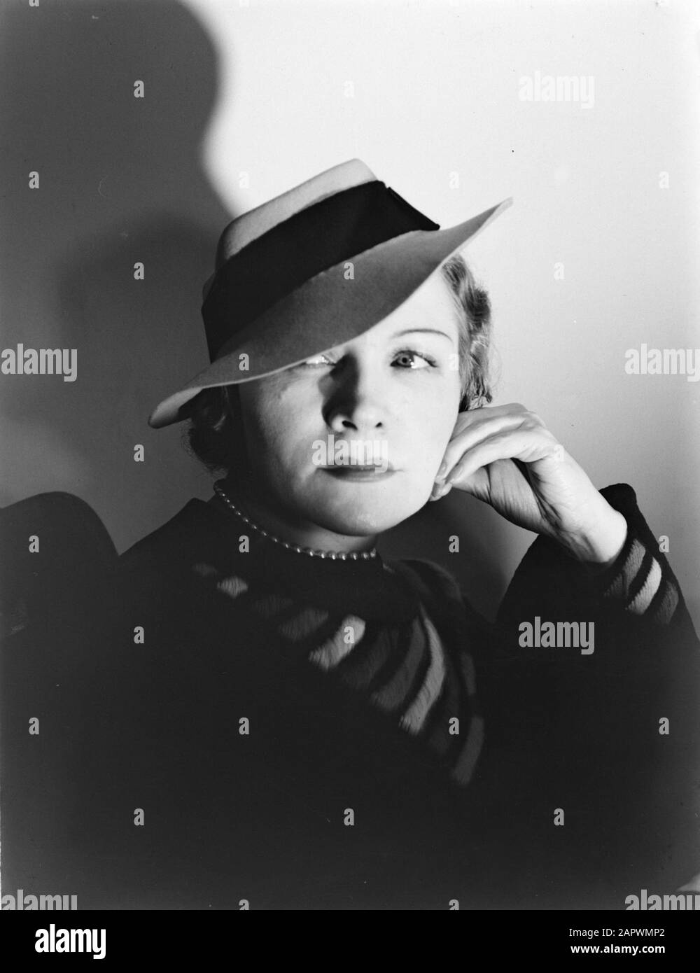 Ritratto fotografia modello Eliane Ricco di cappello Data: Giugno 1936  Località: Francia, Parigi Parole Chiave: Modelli fotografici, cappelli Nome  personale: Più ricco, Eliane Foto stock - Alamy