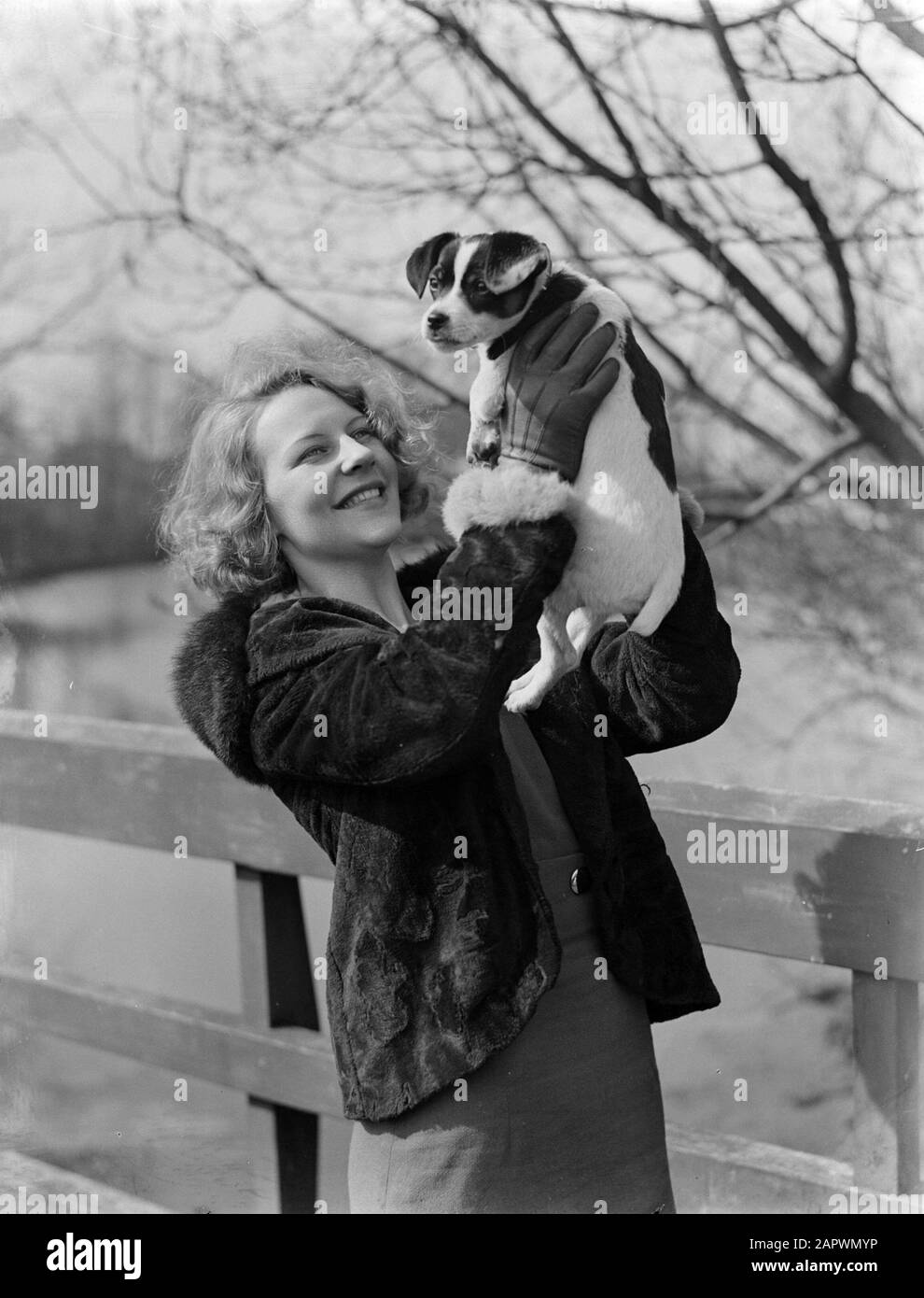 Modello di Reportage Eva Waldschmidt con un cane Data: 1932 Parole Chiave: Modelli fotografici, cani Nome personale: Waldschmidt, Eva Foto Stock