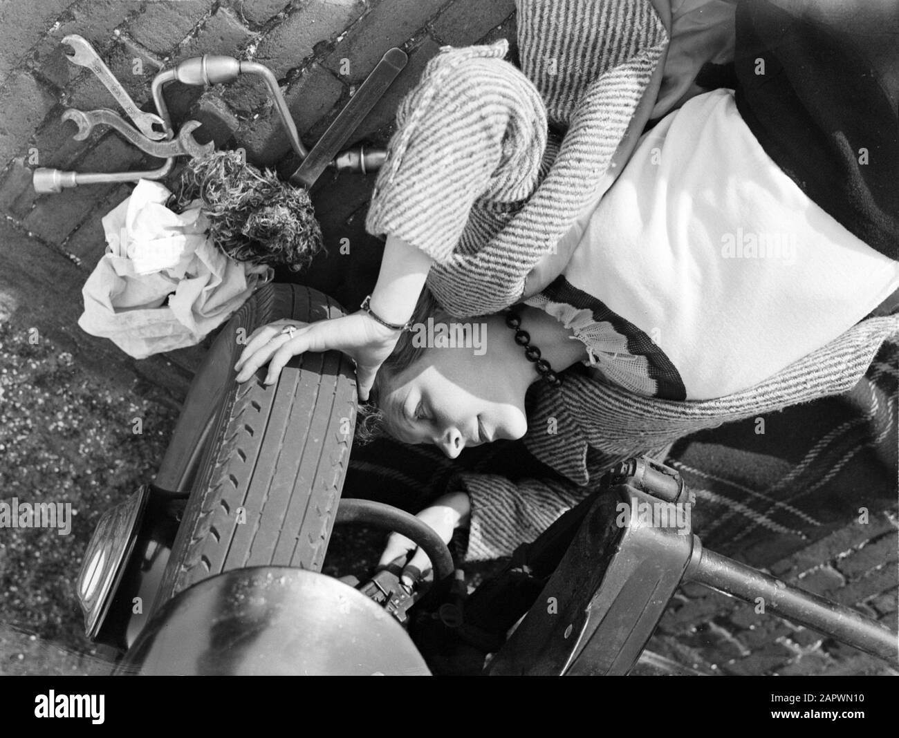 Modello di Reportage Eva Waldschmidt con una macchina Data: 1933 Parole Chiave: Automobili, donne Nome personale: Waldschmidt, Eva Foto Stock