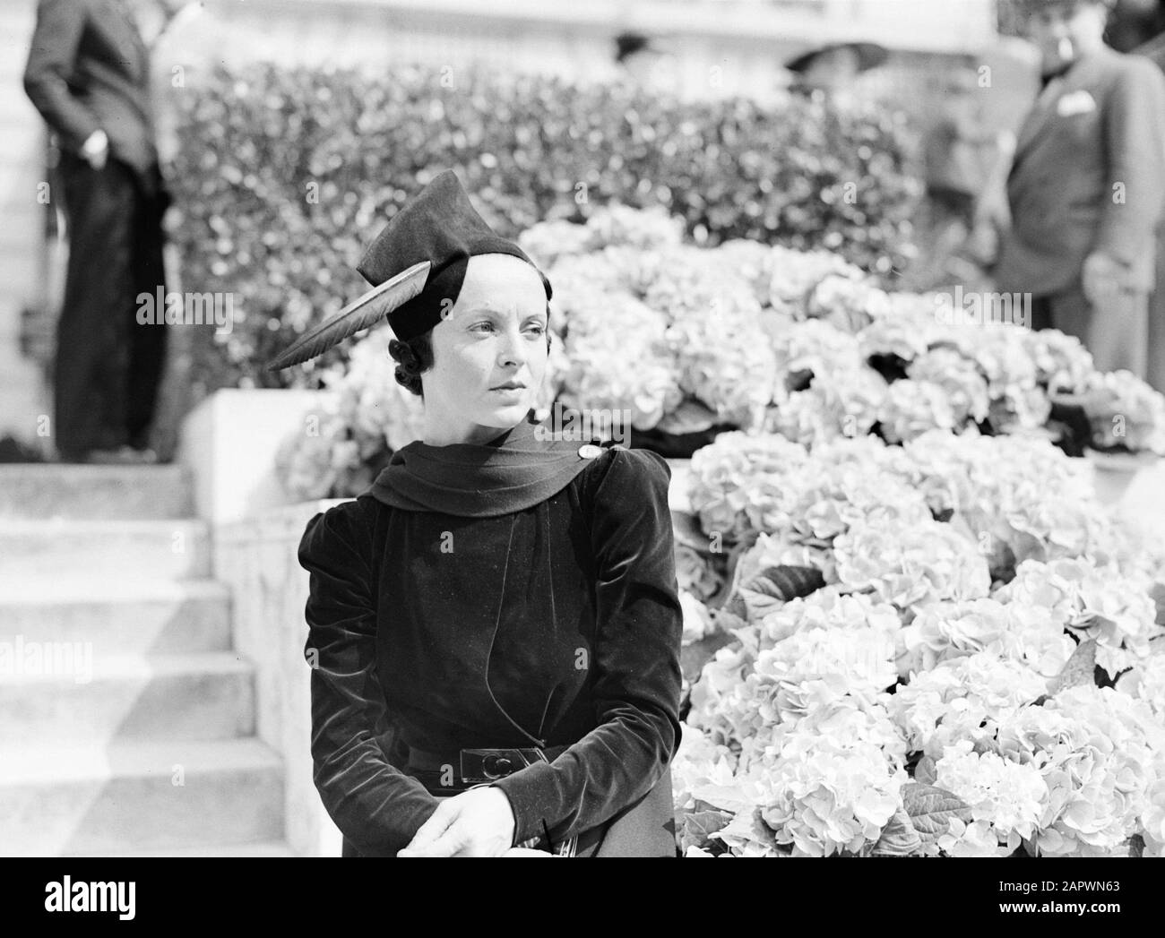 Foto di moda in Auteuil modello con cappello Data: 28 Giugno 1936 posizione: Francia, Parigi Parole Chiave: Cappelli, abbigliamento, moda Foto Stock
