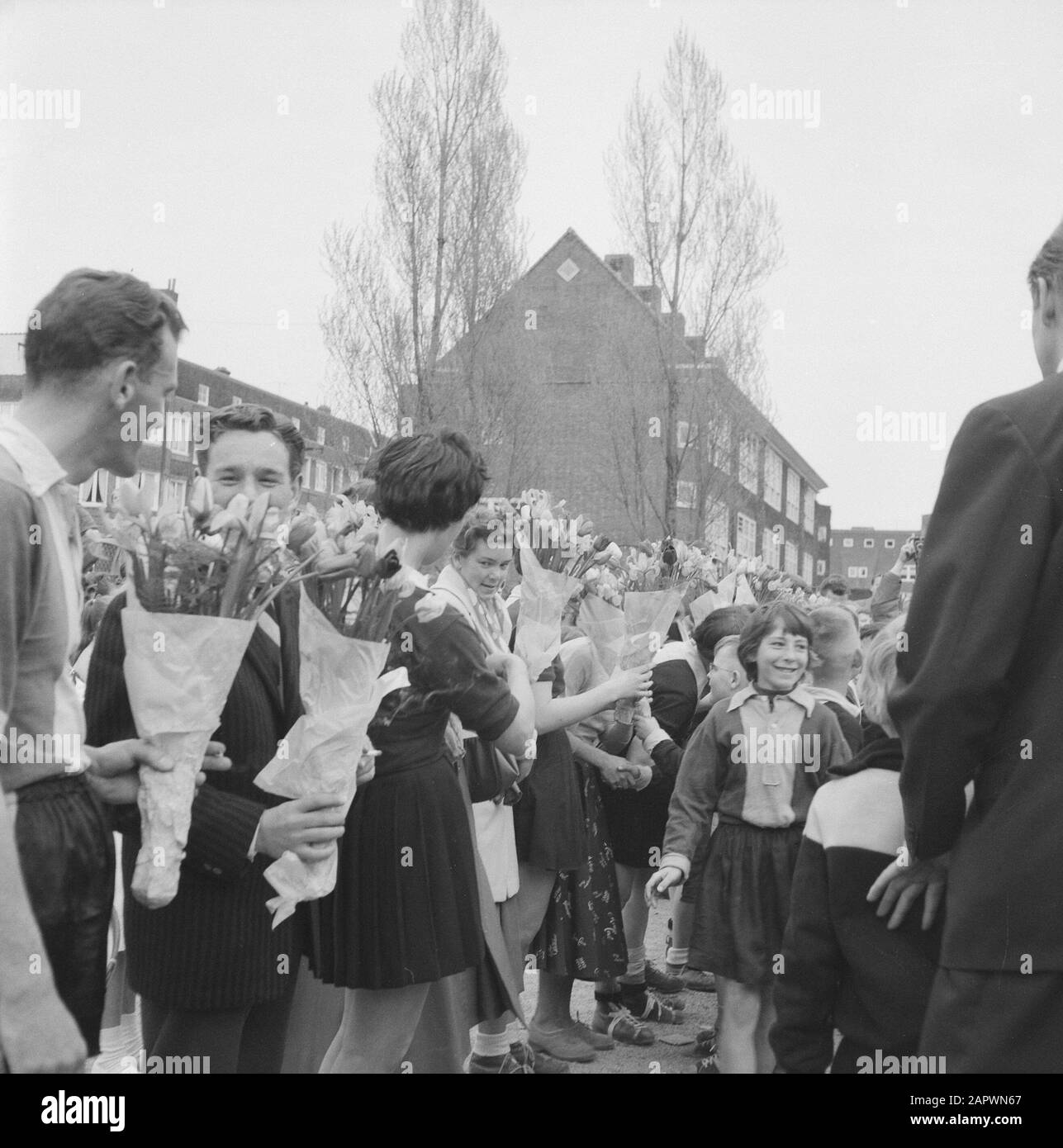 Rohda korfball campione dopo battito Archipelago con 15-1.Twaalftal con fiori Data: 4 maggio 1958 luogo: Amsterdam Parole Chiave: Ritratti di gruppo, korfball Nome istituzione: Rohda Amsterdam : Lindeboom, Henk/ Aneffo Foto Stock