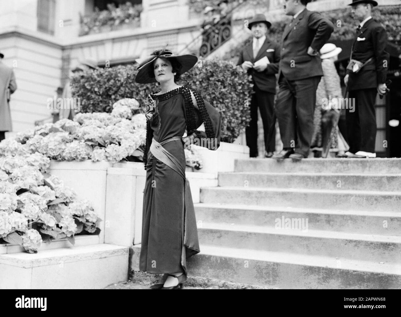 Foto di moda in Auteuil modello in fondo a una scala in un abito lungo con cappello Data: 28 Giugno 1936 posizione: Francia, Parigi Parole Chiave: Abbigliamento, moda Foto Stock