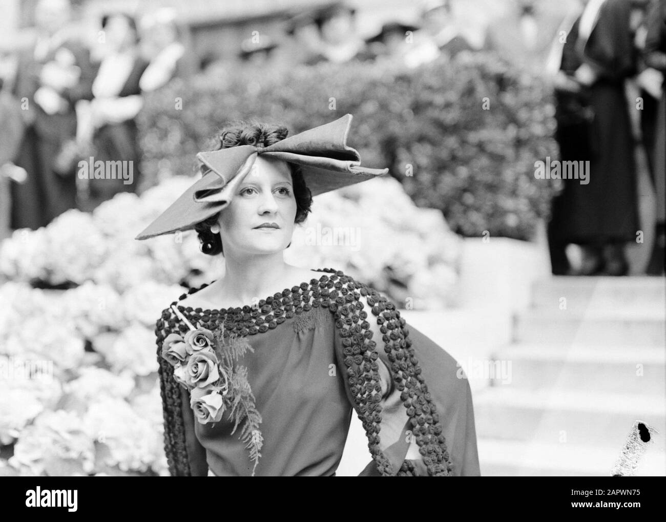 Foto di moda in Auteuil modello con cappello Data: 28 Giugno 1936 Località: Francia, Parigi Parole Chiave: Abbigliamento, moda Foto Stock