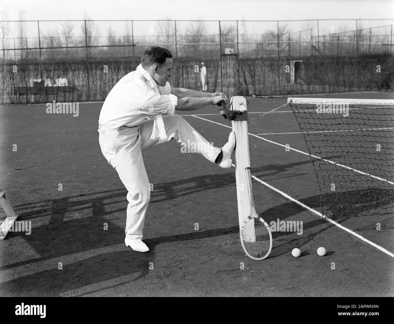 Fotografia pubblicitaria modello Sandhaus con una racchetta da tennis sul campo da tennis Data: 1932 Parole Chiave: Modelli fotografici, tennis, palle da tennis, racchette da tennis, campi da tennis Nome personale: Sandhaus, Foto Stock