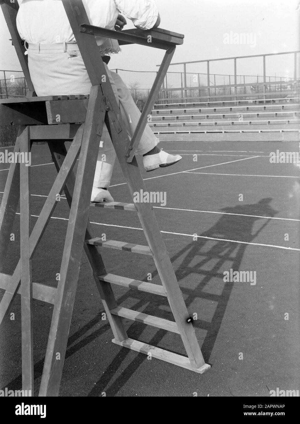 Fotografia pubblicitaria modello Sandhaus sul sedile dell'arbitro sul campo da tennis Data: 1932 Parole Chiave: Modelli fotografici, arbitri, tennis, campi da tennis Nome personale: Sandhaus, Foto Stock