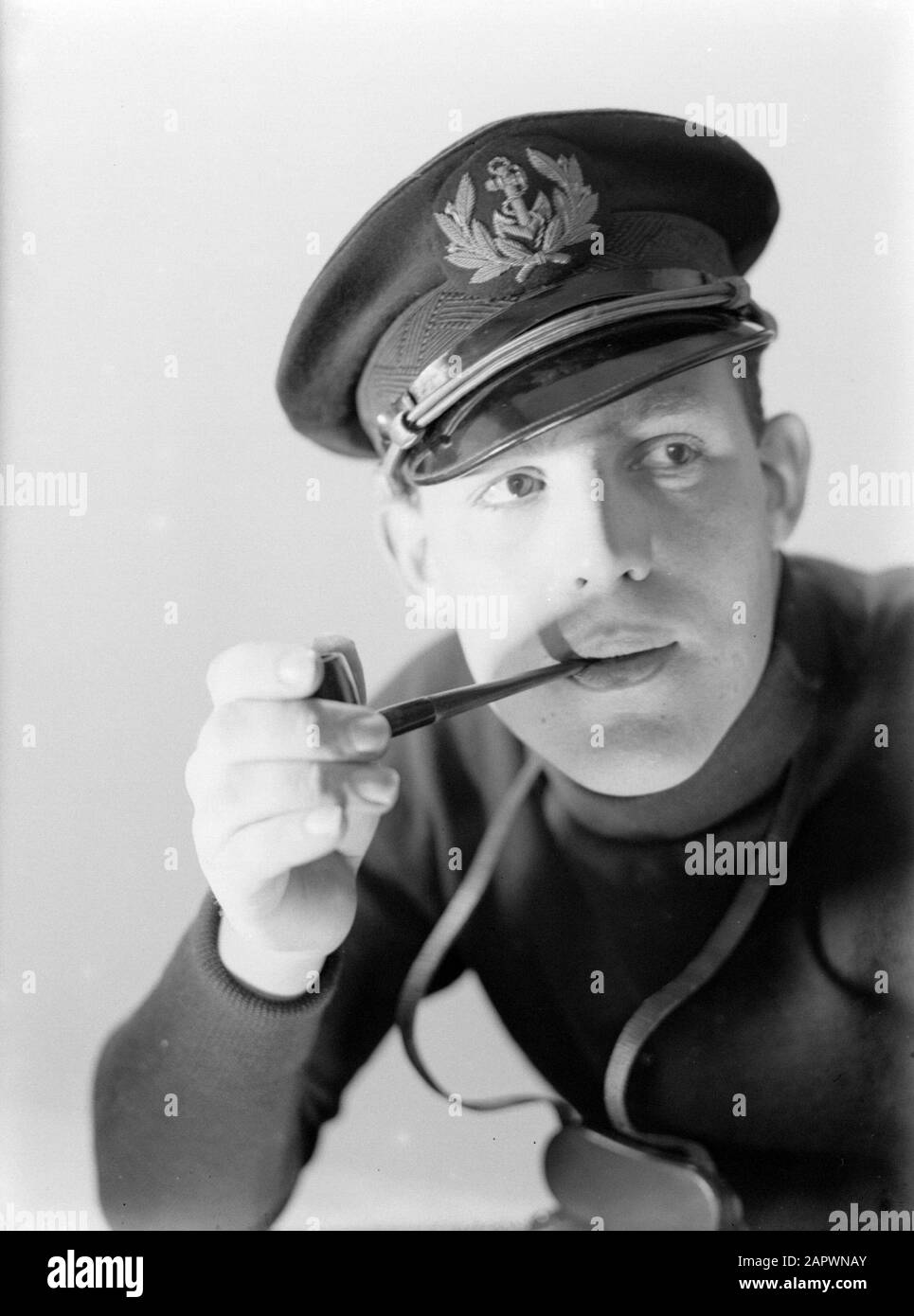 Fotografia di pubblicità modello Sandhaus con un cappuccio della Royal Navy fumi tubo Data: 1932 Parole Chiave: Modelli di foto, headgear, tubi Nome personale: Sandhaus, Foto Stock