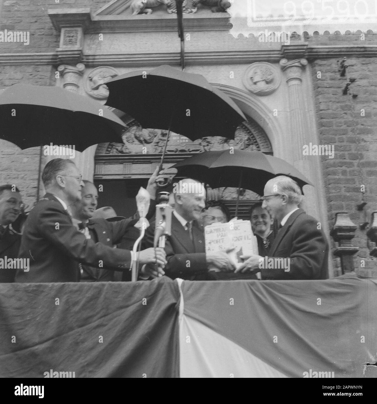 Sapone per il Dr. Schweitzer, ambasciatore francese E. de Beauverger lo riceve da R. A. H. M. Dobbelman Data: 7 novembre 1958 Parole Chiave: Sapone, ricevute Nome personale: E. de Beauverger, R. A. H. M. Dobbelman Foto Stock