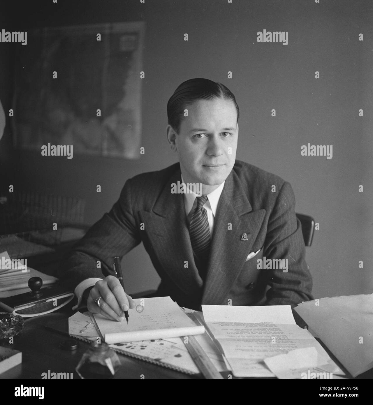 P [Portraits/Persons]/Anefo London Series Sig. J.G. Chest Annotation: Head 1st Department, Ministry of the Interior Date: March 1942 Location: Great Britain, London Keywords: Offices, Ritratti, World War II Personal name: Chest, J.G. Foto Stock
