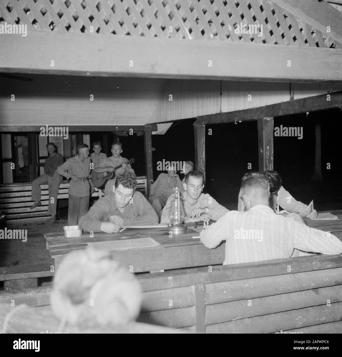 Volontari di guerra a Malacca e Indonesia spettacolo musicale al campo di Morib Beach a Malacca. Due miliziani che giocano a scacchi Data: Marzo 1946 luogo: Malacca, Malesia Parole Chiave: Giochi da tavolo, militare, musica Foto Stock