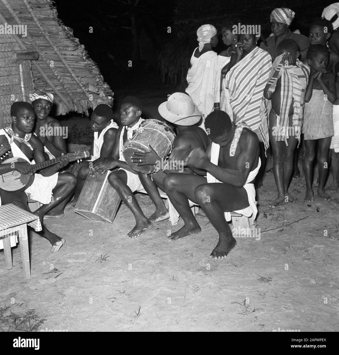Viaggio in Suriname e Antille Olandesi Musicisti di notte Awasadans Data: 1947 luogo: Suriname Parole Chiave: Lana di foresta, danze, musica Foto Stock