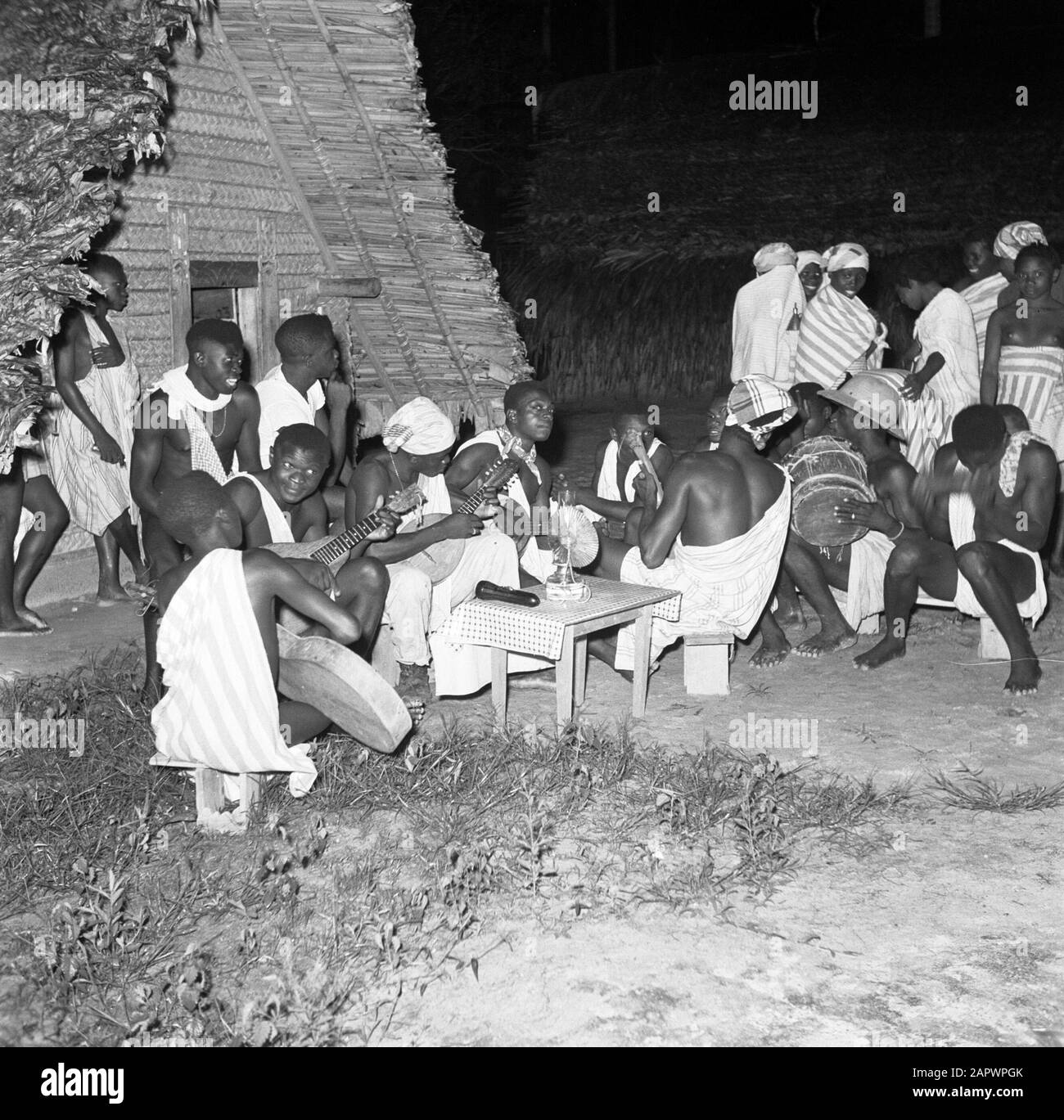 Viaggio in Suriname e Antille Olandesi Musicisti di notte Awasadans Data: 1947 luogo: Suriname Parole Chiave: Lana di foresta, danze, musica Foto Stock