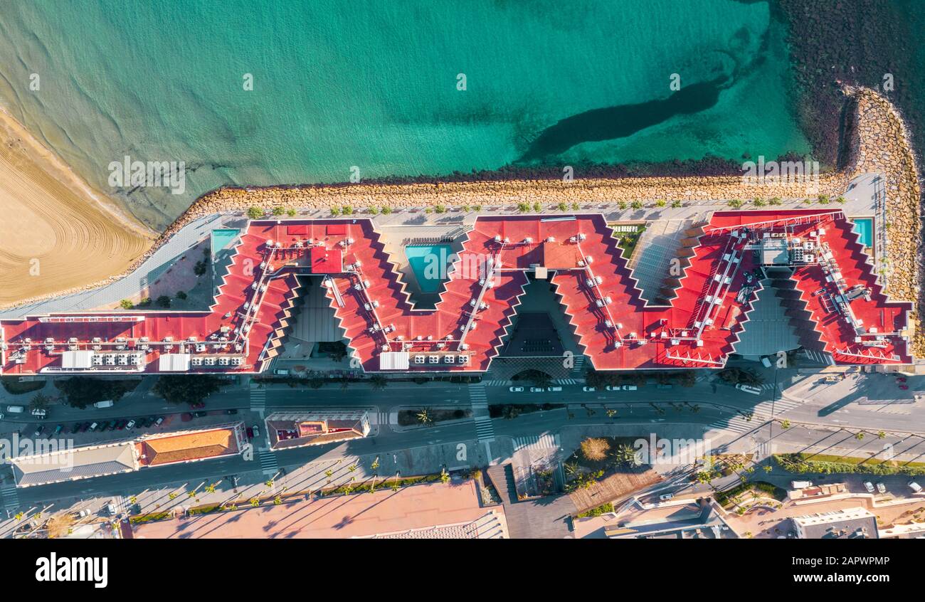 Tetto rosso che forma una W forma nel porto di Alicante Spagna circondato da acque turchesi Foto Stock