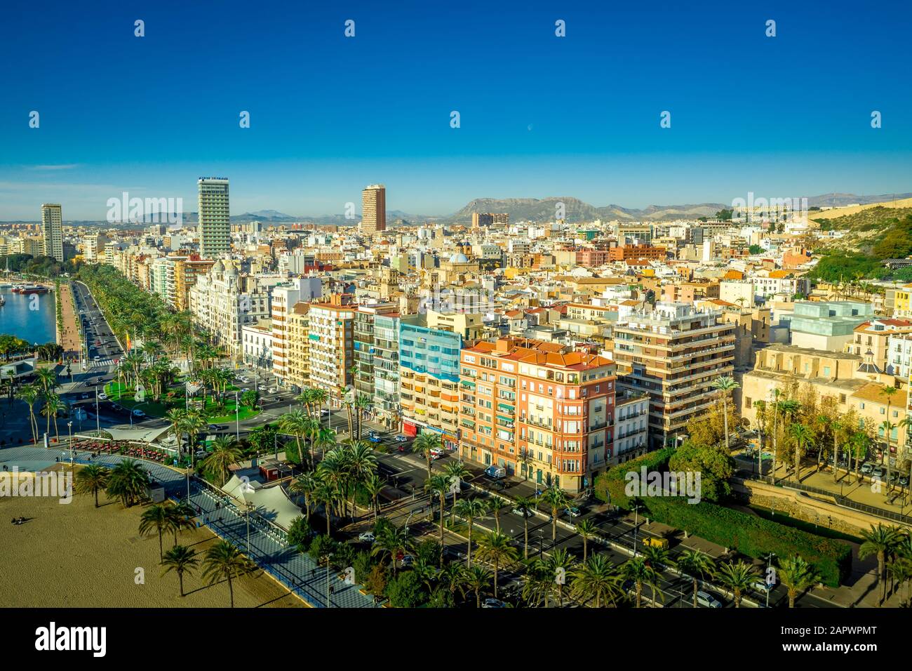 Veduta aerea della popolare città mediterranea di Alicante sulla costa in Spagna Foto Stock