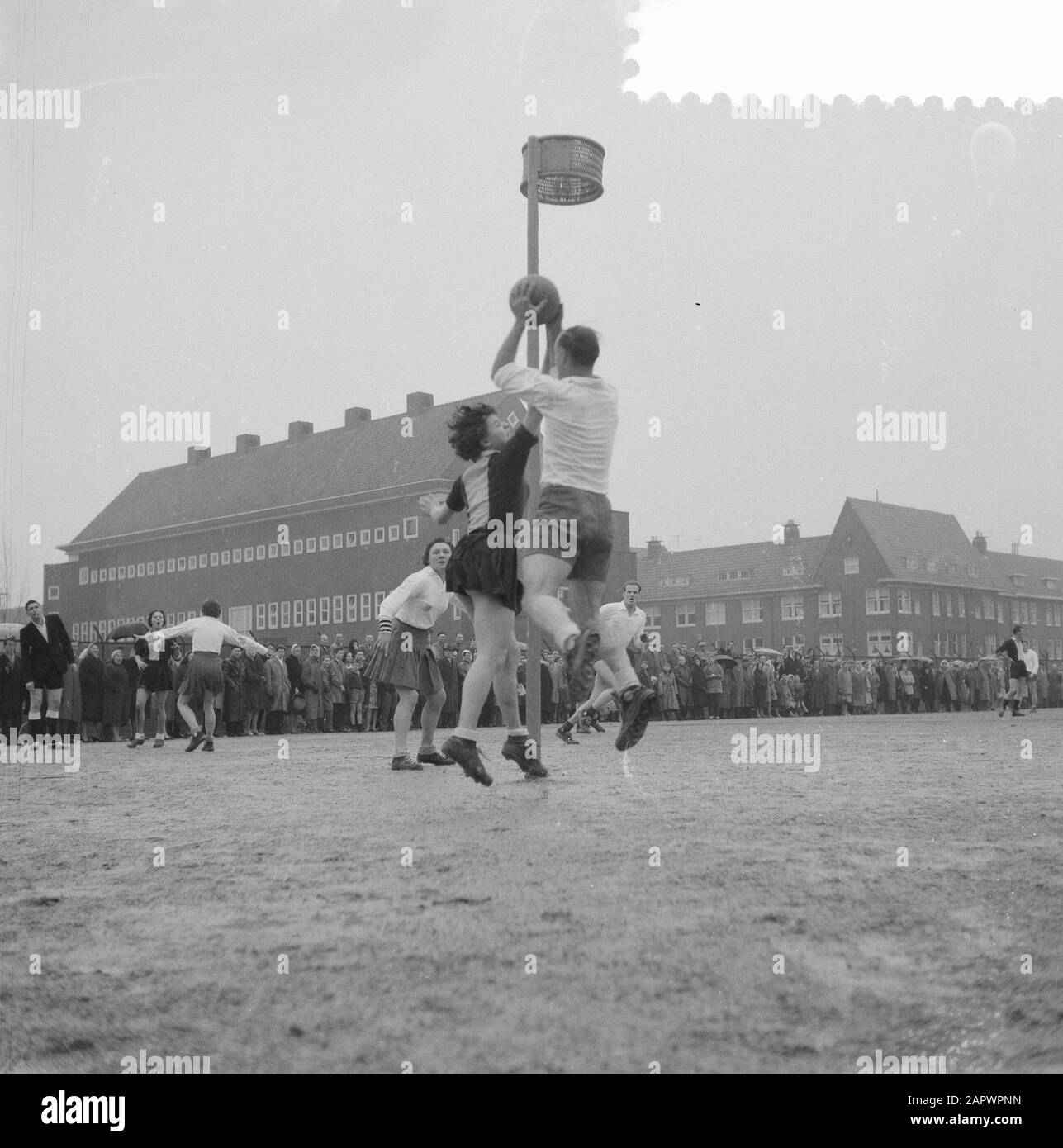 Korfbal Rhoda contro Westerkwartier 6-6, attacco a korfball della Coppa del mondo Data: 22 marzo 1959 Foto Stock