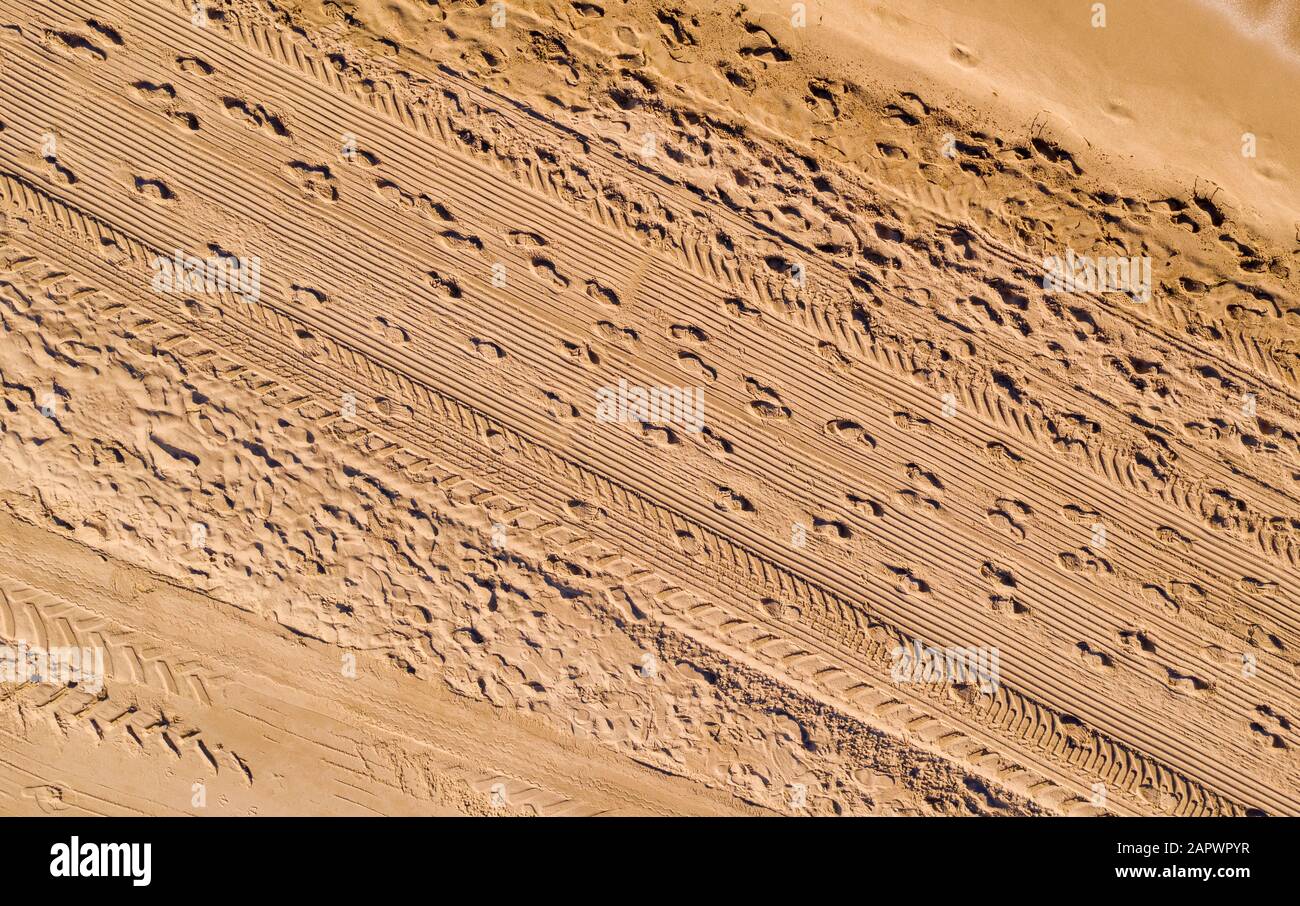 Veduta aerea dei gradini e dei percorsi per veicoli sulla sabbia della spiaggia di Alicante Spagna con acqua turchese Foto Stock