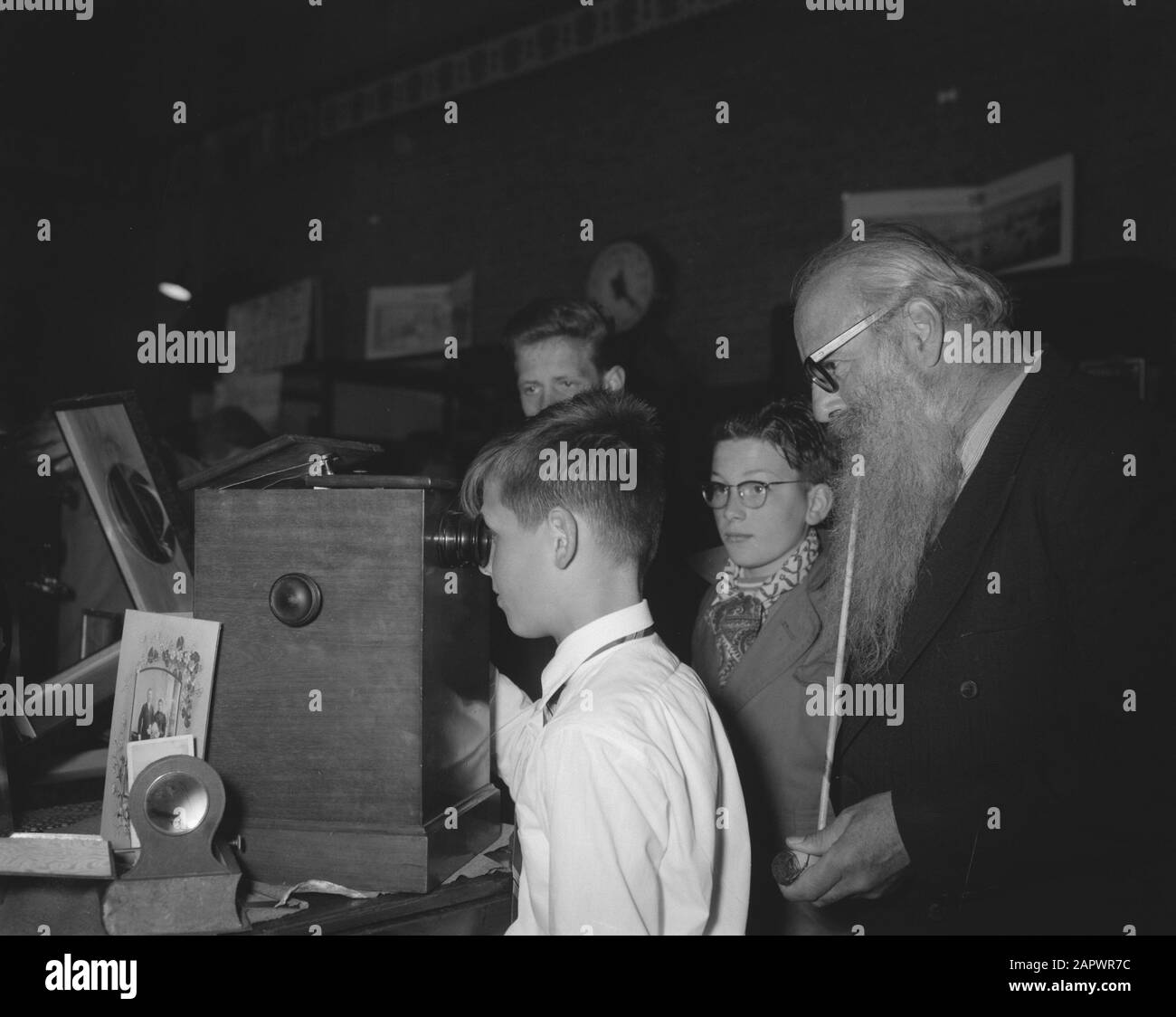Scambio di scambio nazionale e internazionale al Koopmansbeurs di Amsterdam Annotazione: Ragazzo guarda in una sorta di lanterna magica / scatola di visione. Dietro di lui un uomo con una lunga barba e meerfoams tubo Data: 17 Maggio 1958 luogo: Amsterdam, Noord-Holland Parole Chiave: Scambio fiere Nome istituto: Koopmansbeurs Foto Stock