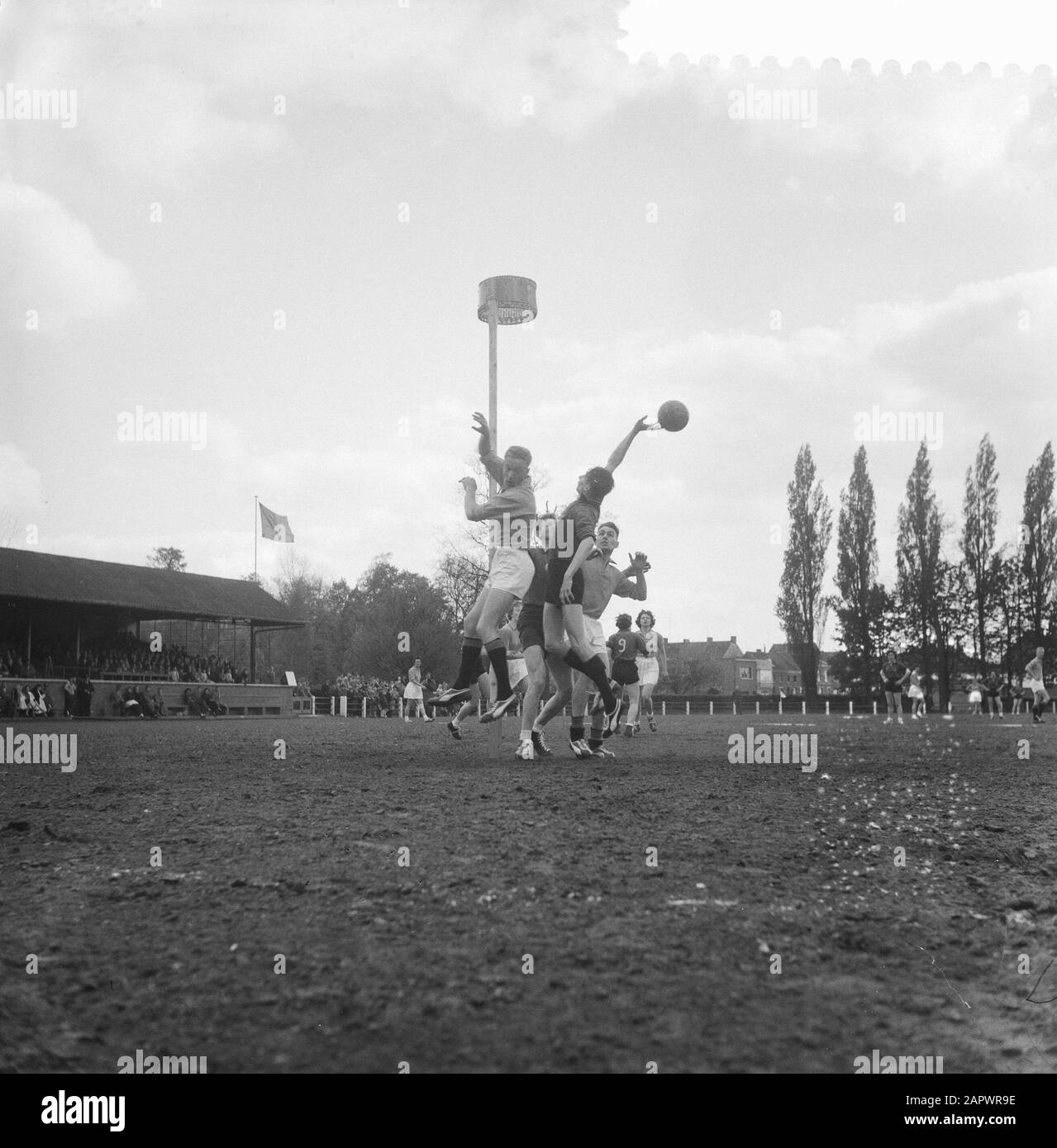 Korfbal Belgio contro i Paesi Bassi ad Anversa, attacco al paniere belga Data: 19 aprile 1959 Foto Stock