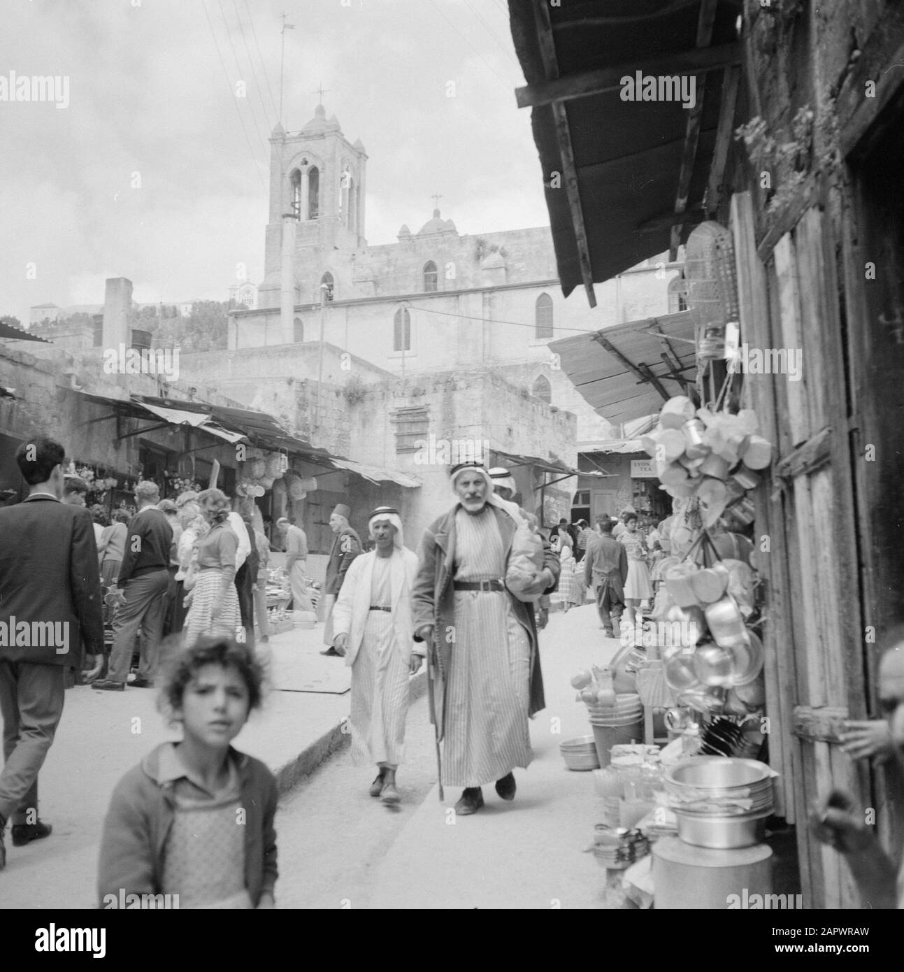 Israele: Nazaret Nazareth. Via dello shopping con il pubblico. Sulla destra un negozio che vende vasellame di metallo con sullo sfondo la chiesa dell'Annunciazione Data: Undata Data: Galilea, Israele, Nazareth Parole Chiave: Edifici della Chiesa, torri della chiesa, statue di strada, pedoni, shopping, negozi Foto Stock