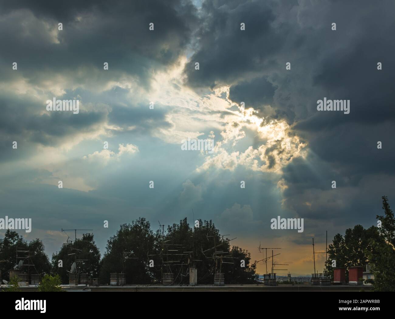 Raggi del sole che splende sotto nuvole scure a Zagabria, Croazia Foto Stock