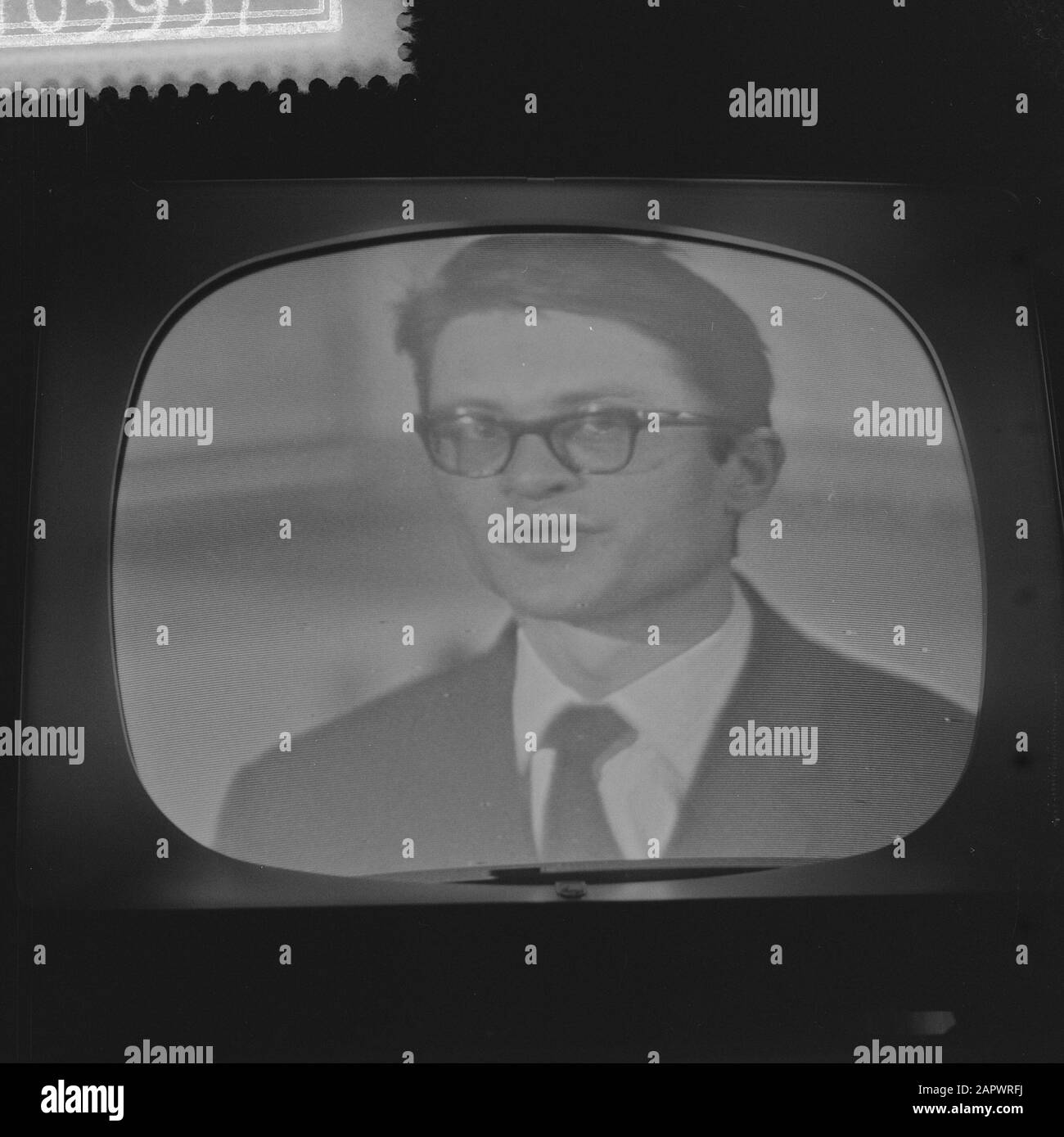 Vara broadcast En Passant in Bellevue, Remco Campert Data: 26 maggio 1959 Località: Amsterdam, Noord-Holland Parole Chiave: Scrittori, televisione, trasmissioni Nome personale: Campert, Remco Institution name: Bellevue Foto Stock