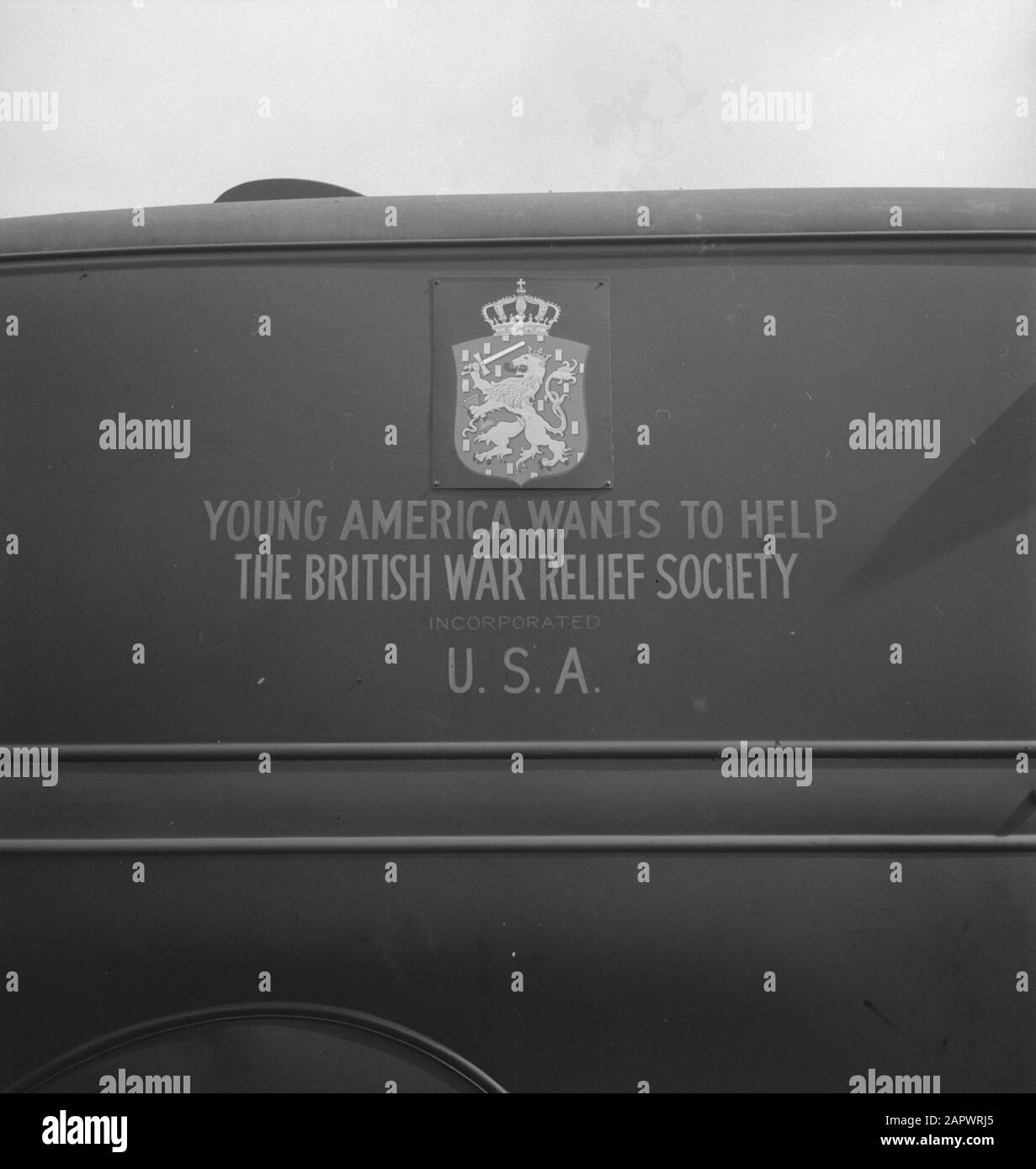 HIE [Olanda in Inghilterra]/Anefo London Series lo stemma olandese con testo Young America vuole essere d'aiuto. The British War Relief Society on the Side of a Vehicle Data: 1941 posizione: Gran Bretagna Parole Chiave: Testi, seconda guerra mondiale Foto Stock