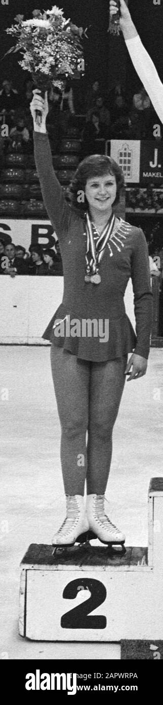 Campionati olandesi di pattinaggio; Signore durante la cerimonia. Vlnr. Rudina Pasveer, Astrid Jansen in de Wal, Herma van der Horst Data: 13 gennaio 1979 Parole Chiave: Honages, skating, sports Nome personale: Horst, Herma van der, Jansen in de Wal, Astrid, Pasveer, Rudina Foto Stock