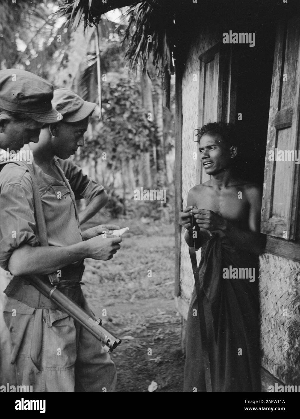5th Reggimento Battaglione Principessa Irene Brigata: Pattuglia soldati olandesi indagare l'ID di un residente vicino allo Stato di Quolijn. Data: 20 Ottobre 1948 Luogo: Indonesia, Indie Orientali Olandesi, Sumatra Foto Stock