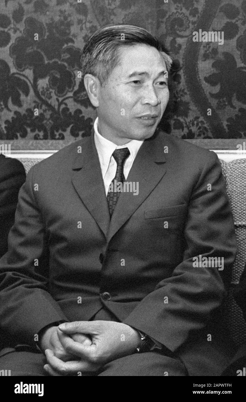 Il Ministro Degli Esteri Vietnamita Nguyen Co Thach Al Ministro Van Der Stoel; Foto Stock