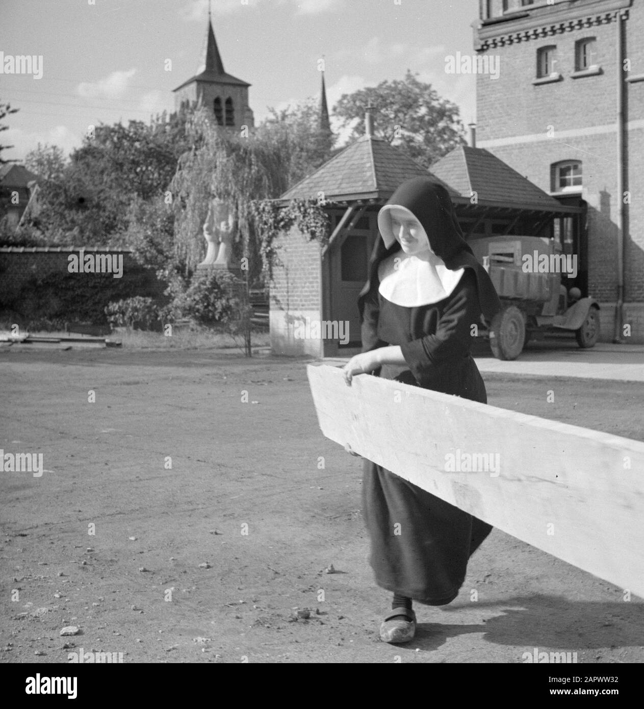 Ricostruzione di un convento non indossa mensola Data: 1940 Località: Francia Parole Chiave: Materiali da costruzione, monasteri, monache Foto Stock Ricostruzione di un convento non indossa mensola Data: 1940 Località: Francia Parole Chiave: Materiali da costruzione, monasteri, monache Foto Stock
