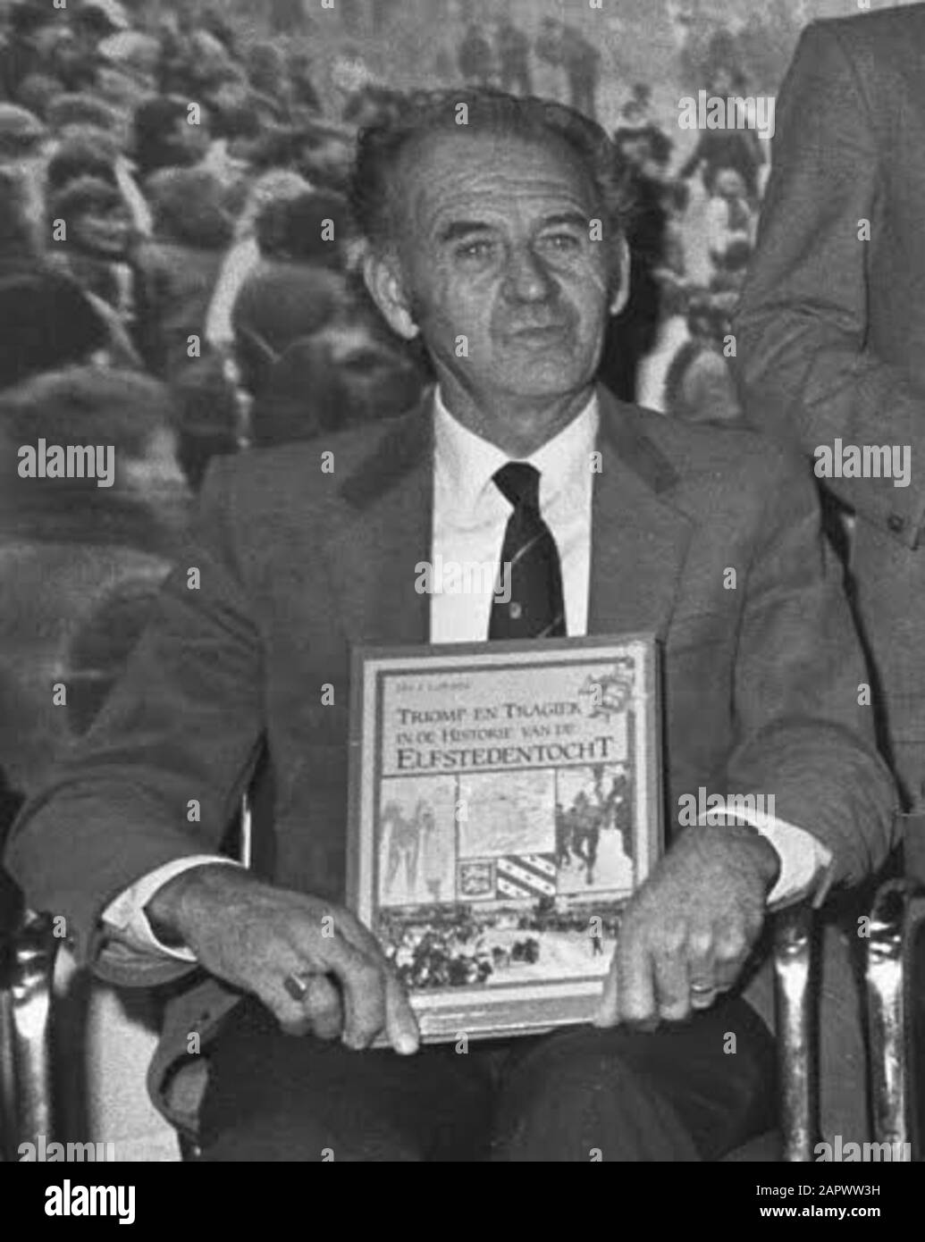 Tagliato da Jan van den Hoorn. Elfstedentochtwinnaars presente al libro di presentazione su Elfstedentocht in Franeker; da: Hoorn, Westra, v.. Thumb, Keijzer, Castelijn, 4 novembre 1986 (foto originale su https://commons.wikimedia.org/wiki/File:NL-HaNA 2.24.01.05 933-8048 Elfstedentochtwinnaars bijeen.jpg); Foto Stock