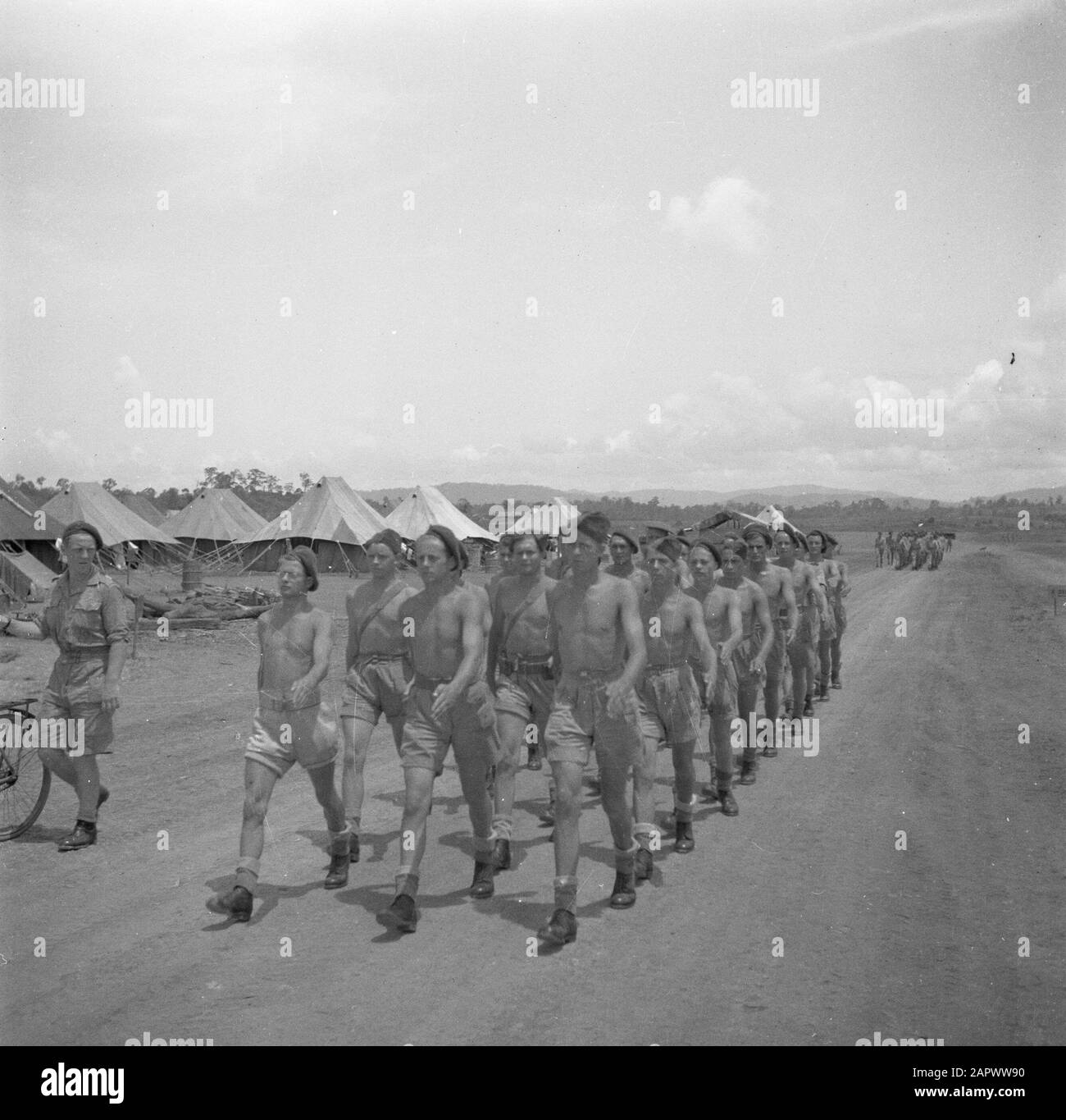 Volontari di guerra a Malacca e Indonesia Esercizio presso il campo spiaggia di Morib su Malacca Data: Marzo 1946 luogo: Malacca, Malesia Parole Chiave: Militare, tende Foto Stock