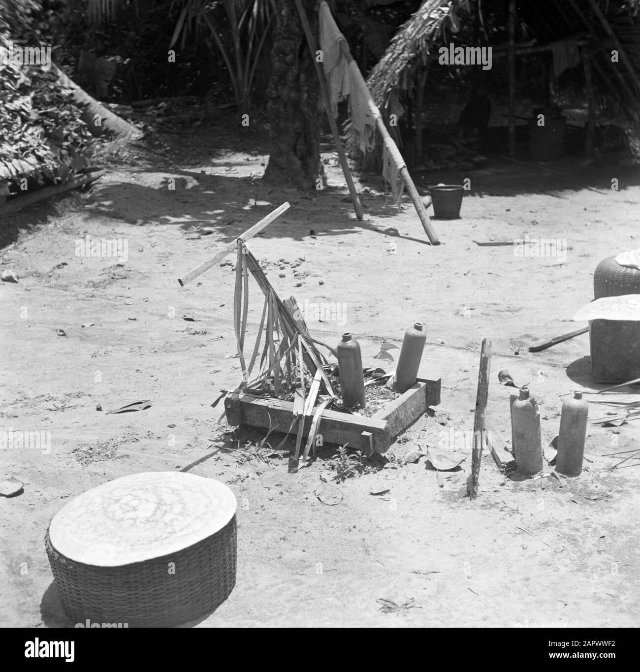 Viaggio in Suriname e Antille Olandesi Luogo di sacrificio nella foresta pagana villaggio fattoria Wakibasoe. Lasciato un cassavecake che può essere essiccato Data: 1947 luogo: Suriname, Wakibasoe Parole Chiave: Cassave, religioni Foto Stock