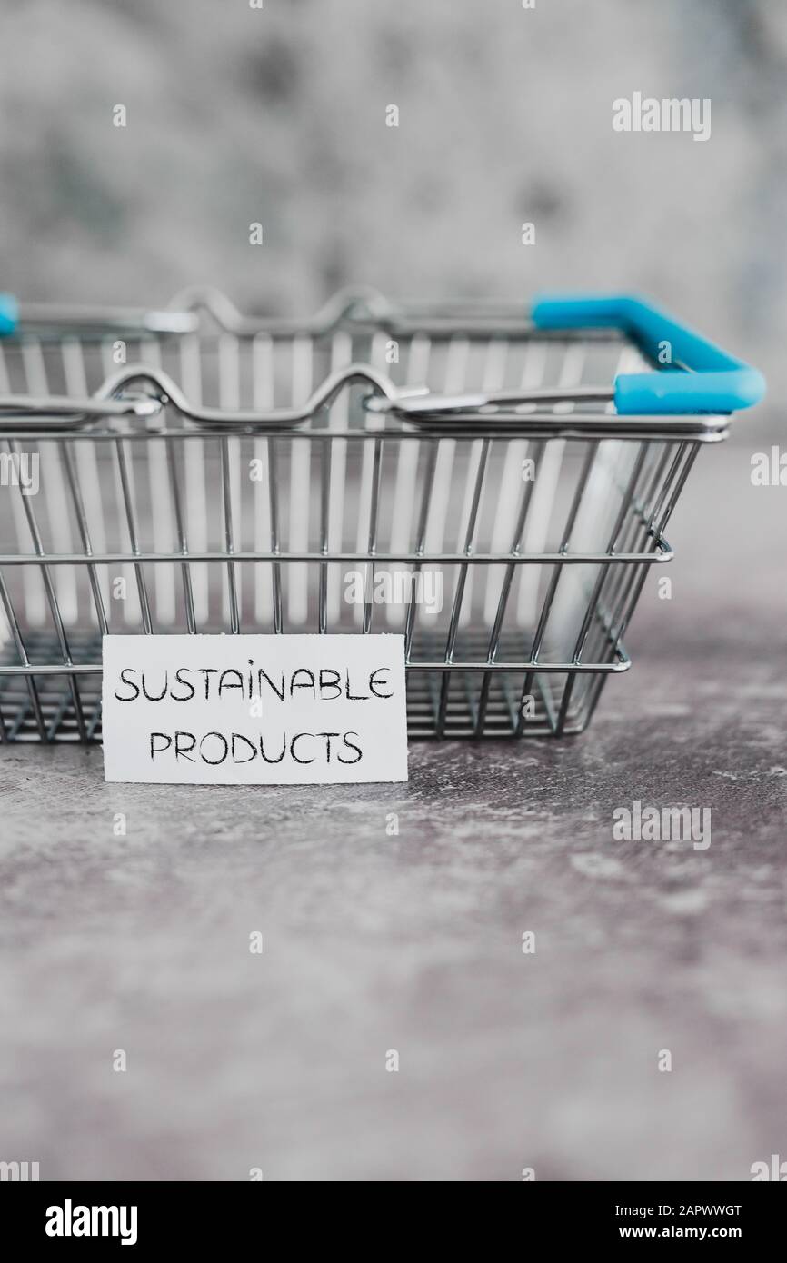 acquisto di prodotti sostenibili concettuale ancora vita, vuoto carrello shopping con testo su di esso Foto Stock