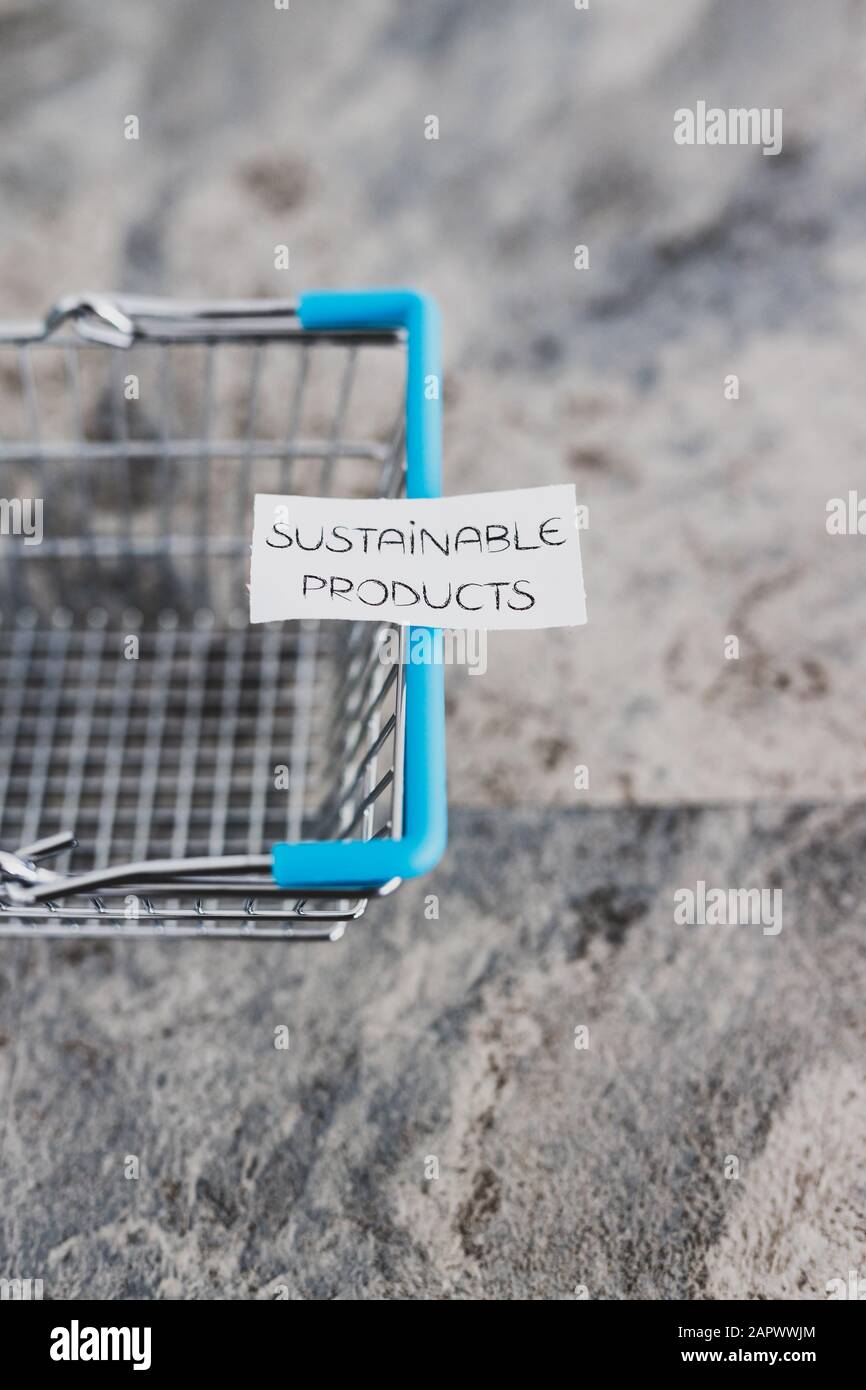 acquisto di prodotti sostenibili concettuale ancora vita, vuoto carrello shopping con testo su di esso Foto Stock