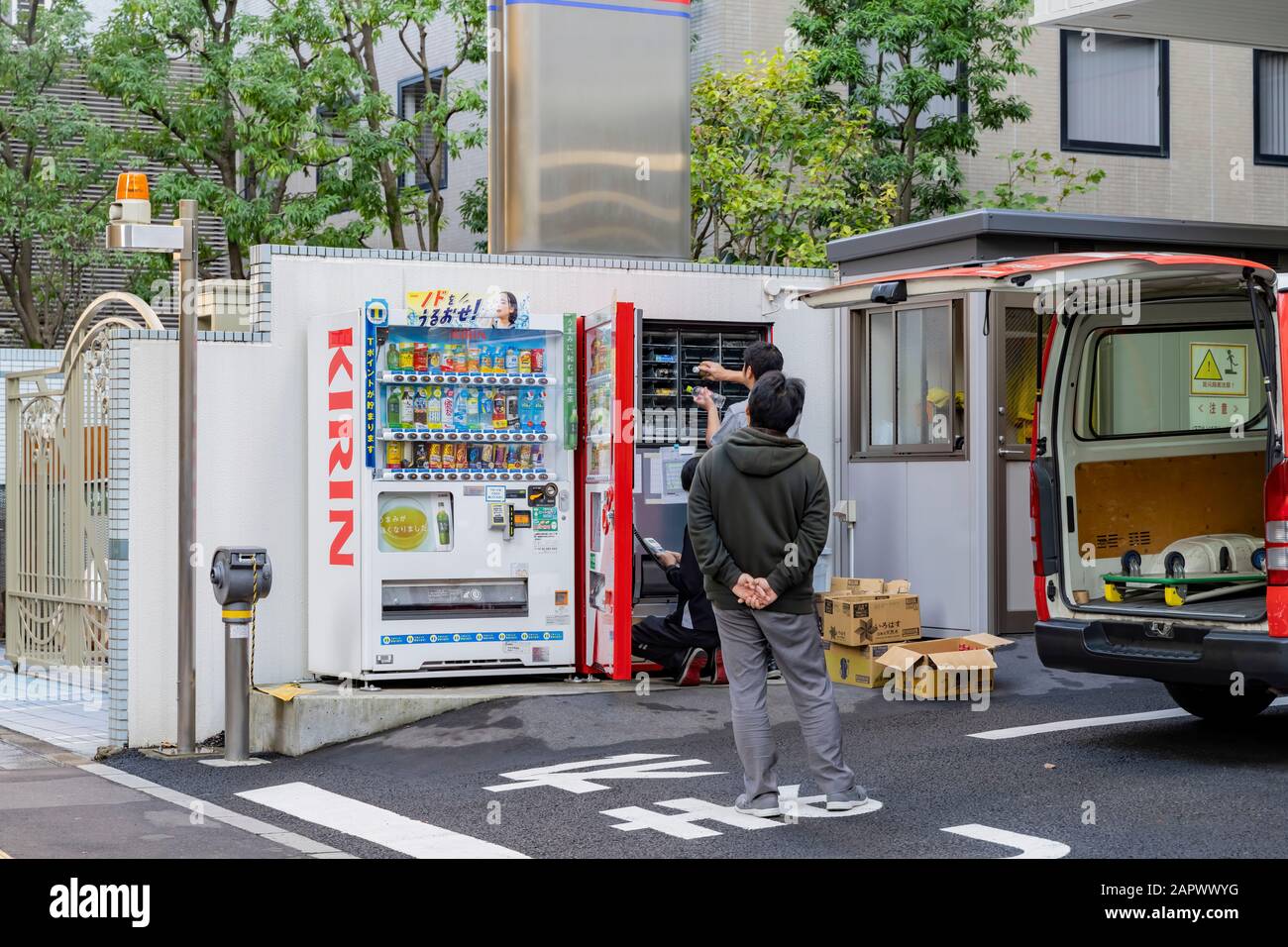 Sendai, 23 ottobre: La gente stava rabbriviando le bevande nella macchina sul 23 ottobre 2019 a Sendai, Giappone Foto Stock