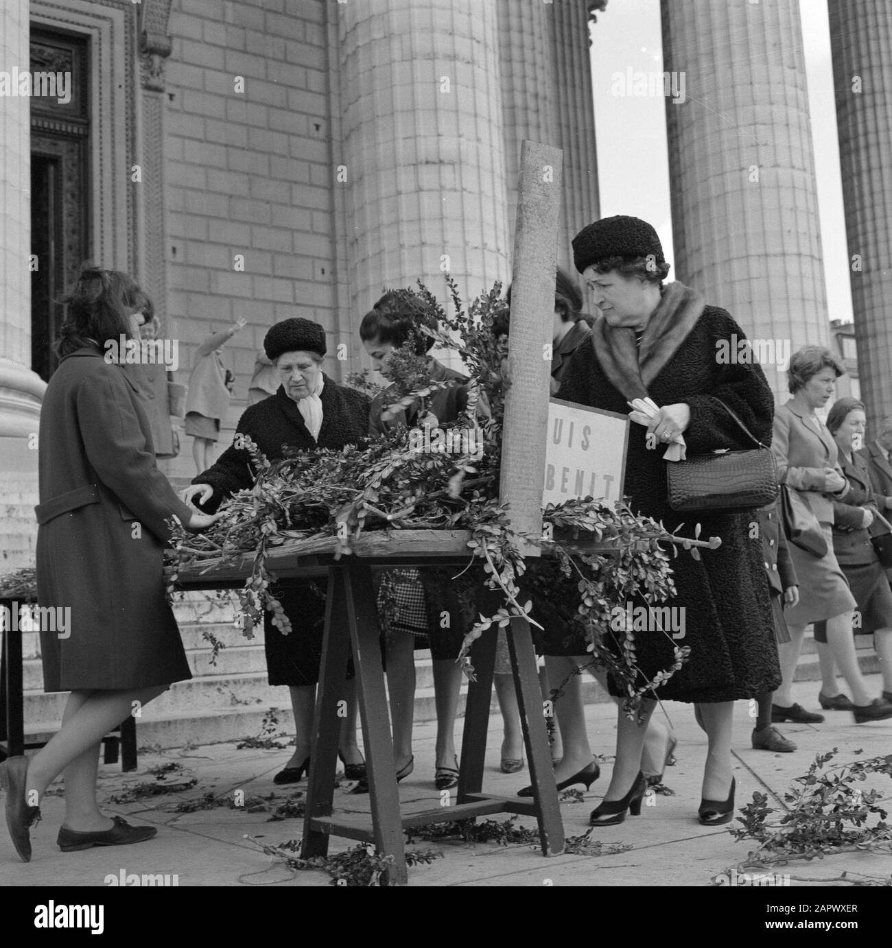 Pariser Bilder [la vita di strada di Parigi] Sui gradini della Madeleine, churchgoers cerca di rami sacri di palma da portare a casa Annotazione: La Domenica delle Palme (Palm Pines) si trova a Parigi tradizionalmente rami di palma consacrati all'ingresso delle chiese Data: 1965 Località: Francia, Parigi Parole Chiave: edifici della chiesa, feste religiose, scale, cultura popolare, colonne Foto Stock