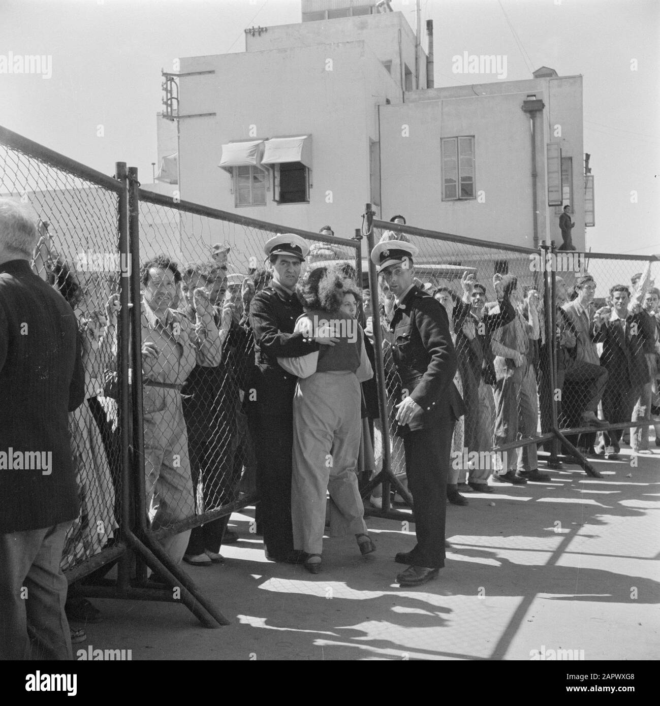 Israele 1948-1949 In una banchina del porto di Haifa in attesa di recinzioni relazioni degli emigranti (olio) a bordo della nave di trasporto Bulgaria per il loro sbarco. Inoltre dovete aspettare dietro la recinzione sembra il messaggio di questi ufficiali di polizia ad una persona in attesa che si è avventurata entro la data di deposizione: 1948 posizione: Haifa, Israele Parole Chiave: Emigranti, porti, recinzioni, polizia, uniformi Foto Stock