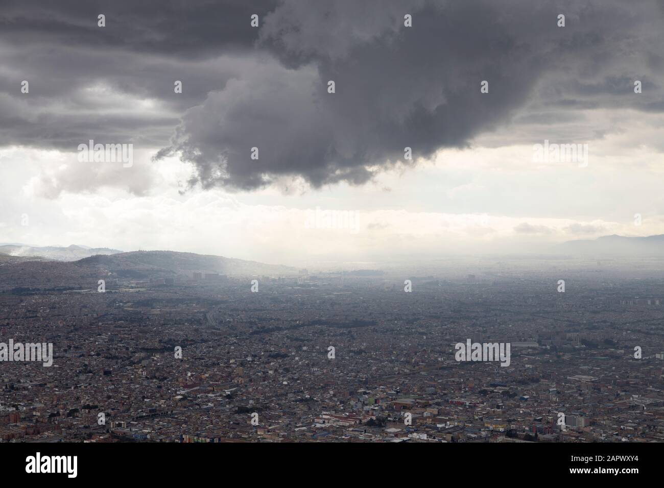 Si affaccia sul Monte Monserrate con vista sulla città di Bogotà. Foto Stock
