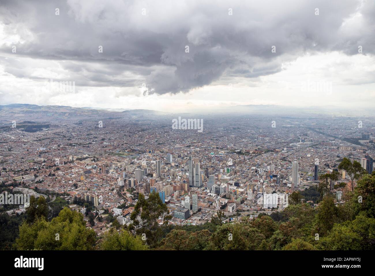 Si affaccia sul Monte Monserrate con vista sulla città di Bogotà. Foto Stock