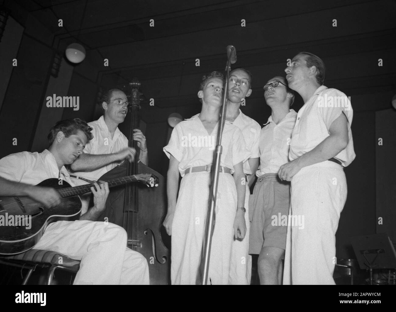 Radio report esecuzione di un quartetto di canto, accompagnato da contrabbasso e chitarra Data: 1947/01/01 luogo: Indonesia, Indie orientali olandesi Foto Stock