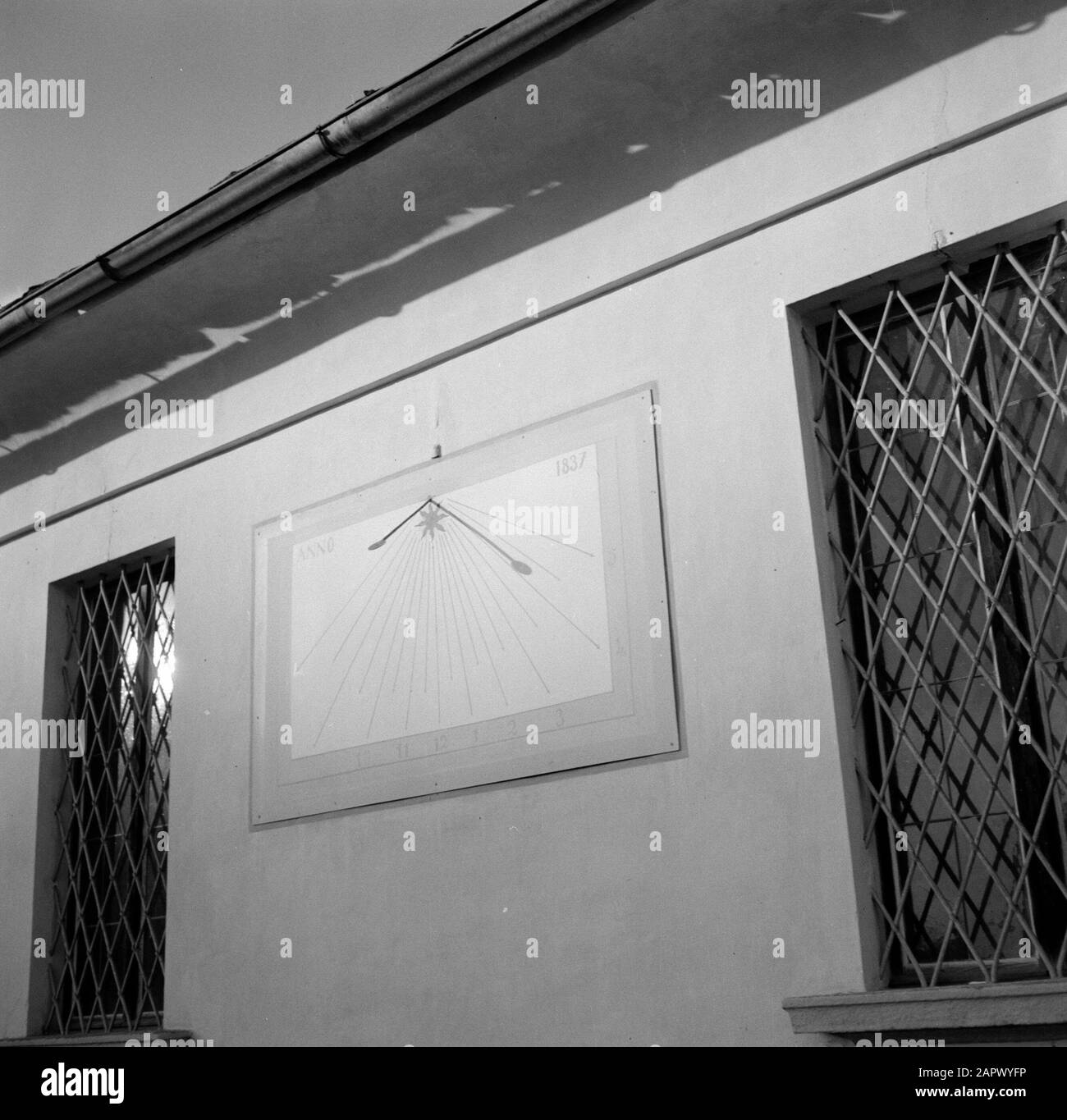 Tour lungo il versante svizzero del Lago maggiore Orselina: Meridiana sul muro della chiesa di pellegrinaggio Madonna del Sasso Data: Novembre 1961 Località: Orselina, Svizzera Parole Chiave: Edifici della Chiesa, strumenti di misura e pesatura Foto Stock