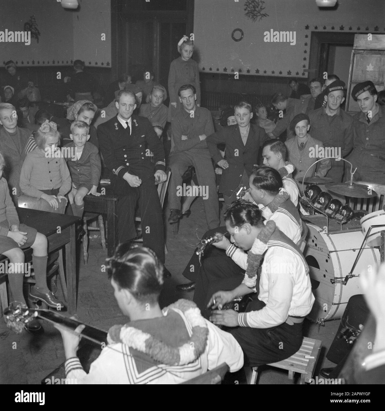 Reportage Marine Orchestra con chitarristi indiani suona per pubblico Data: 1939 Parole Chiave: Marino, musicisti Foto Stock