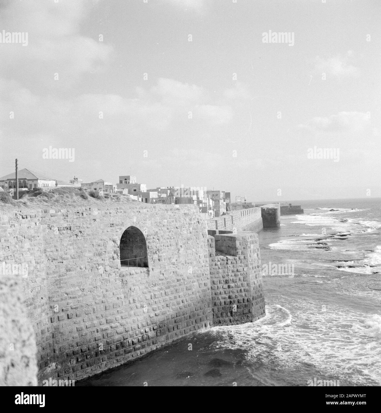 Israele 1964-1965: Akko (Acre), fortificazioni Vecchia fortezza muro sul Mediterraneo Annotazione: Akko (chiamato anche Acre) è un antico porto di Israele settentrionale, situato sul Mar Mediterraneo. La città si trova a 23 chilometri a nord di Haifa. Akko ha un caratteristico aspetto medievale e orientale, con molti vecchi edifici e pareti. In epoca ellenistica e romana la città portava il nome Ptolemaize Data: 1964 luogo: Acro, Israele, Mediterraneo Parole Chiave: Mura, fortezze, mari Foto Stock